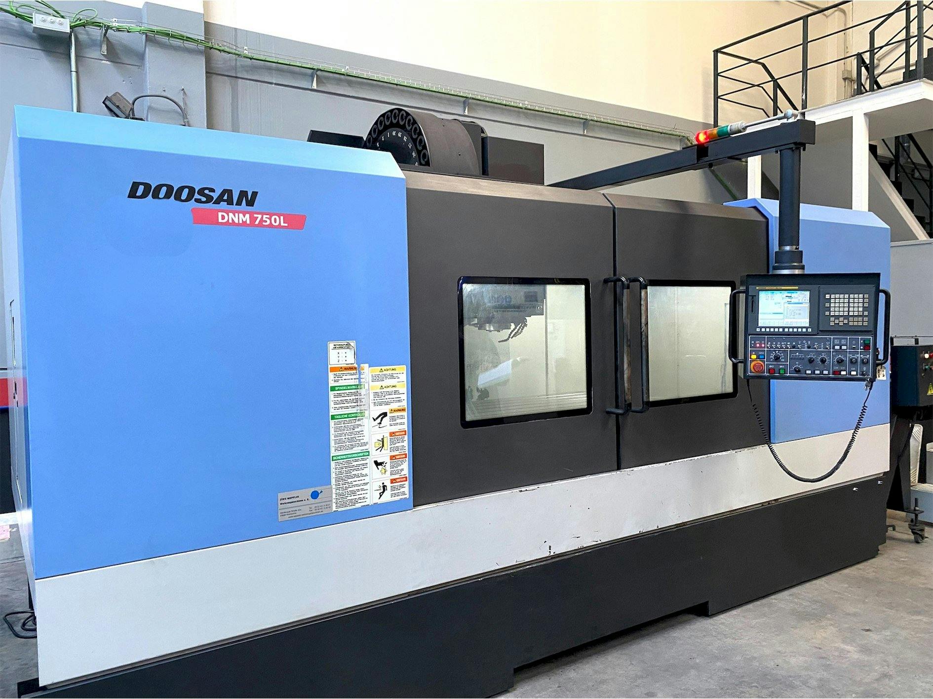 Prikaz  stroja Doosan DNM705L  sprijeda