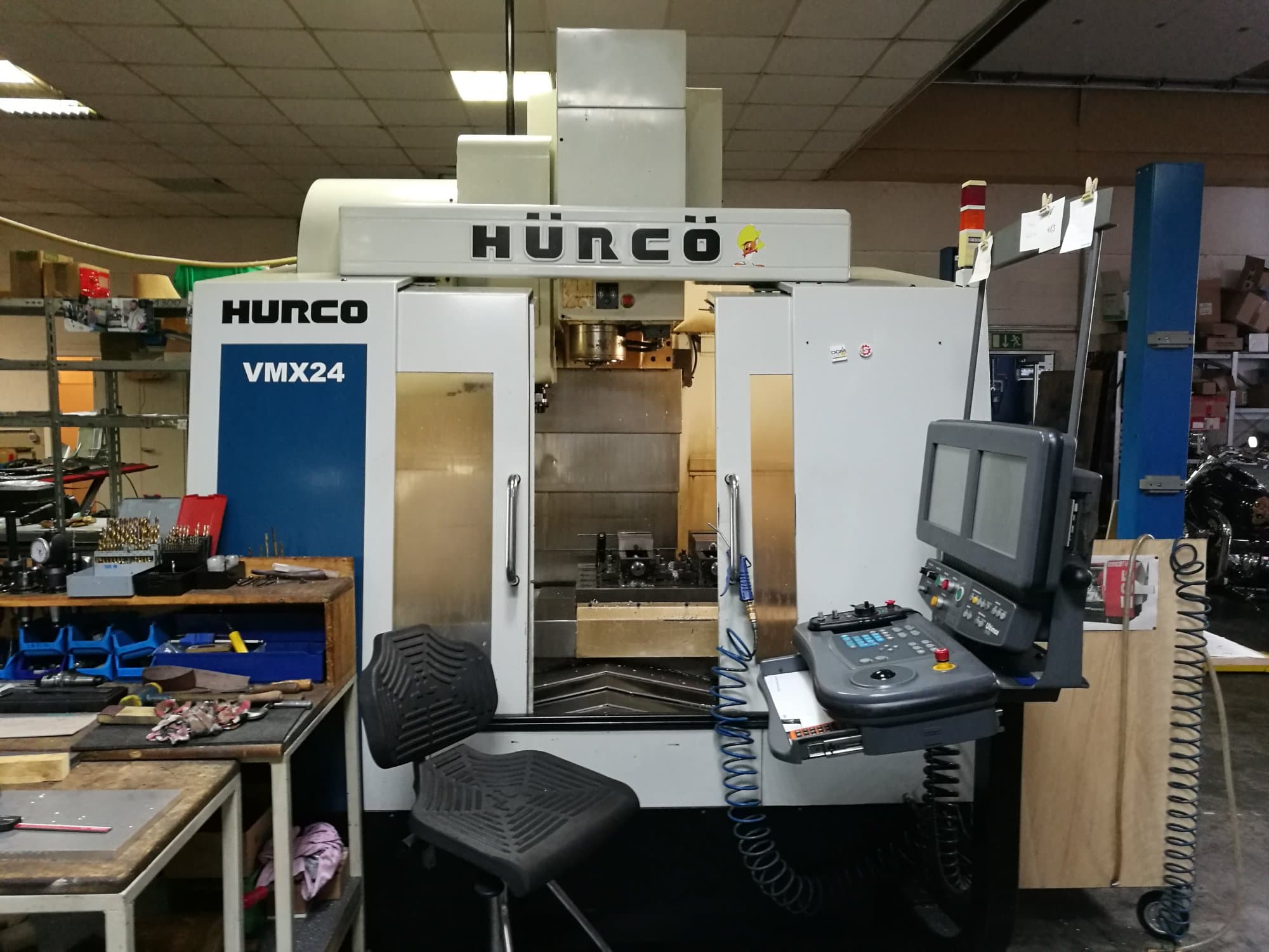 Prikaz stroja Hurco VMX24 sprijeda