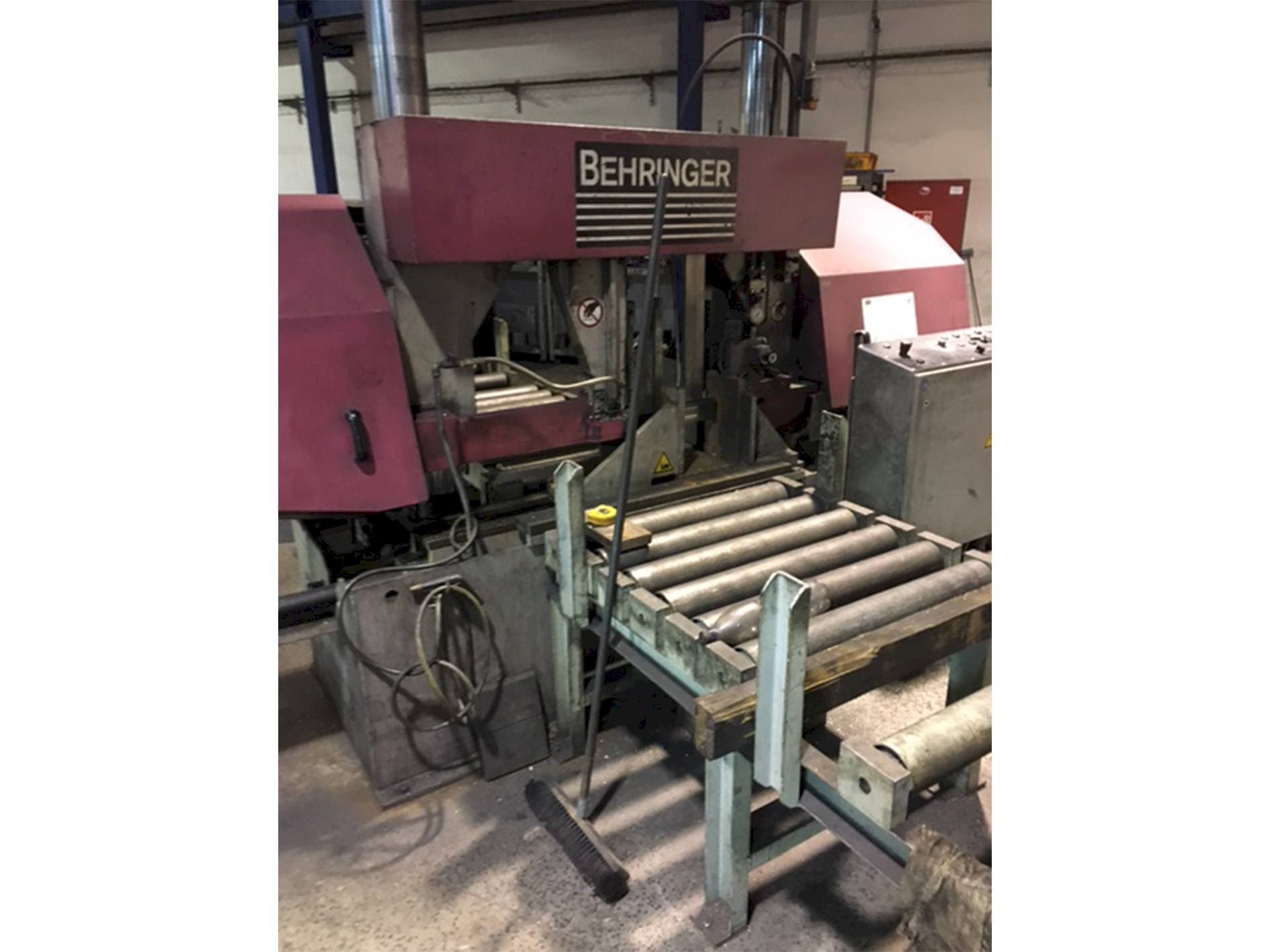 Prikaz stroja Behringer HBP 530 sprijeda