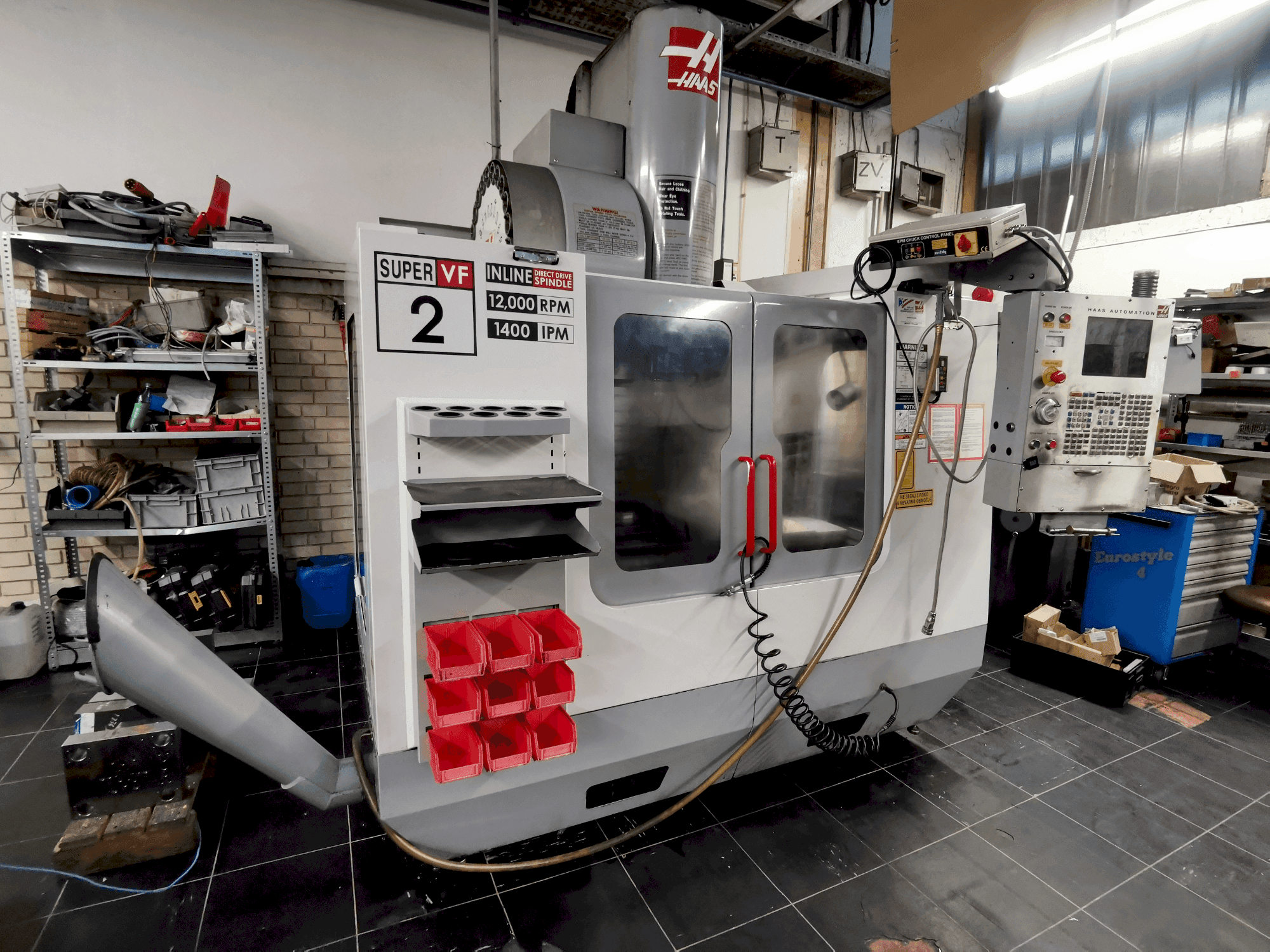 Prikaz stroja HAAS VF-2 SSHE sprijeda