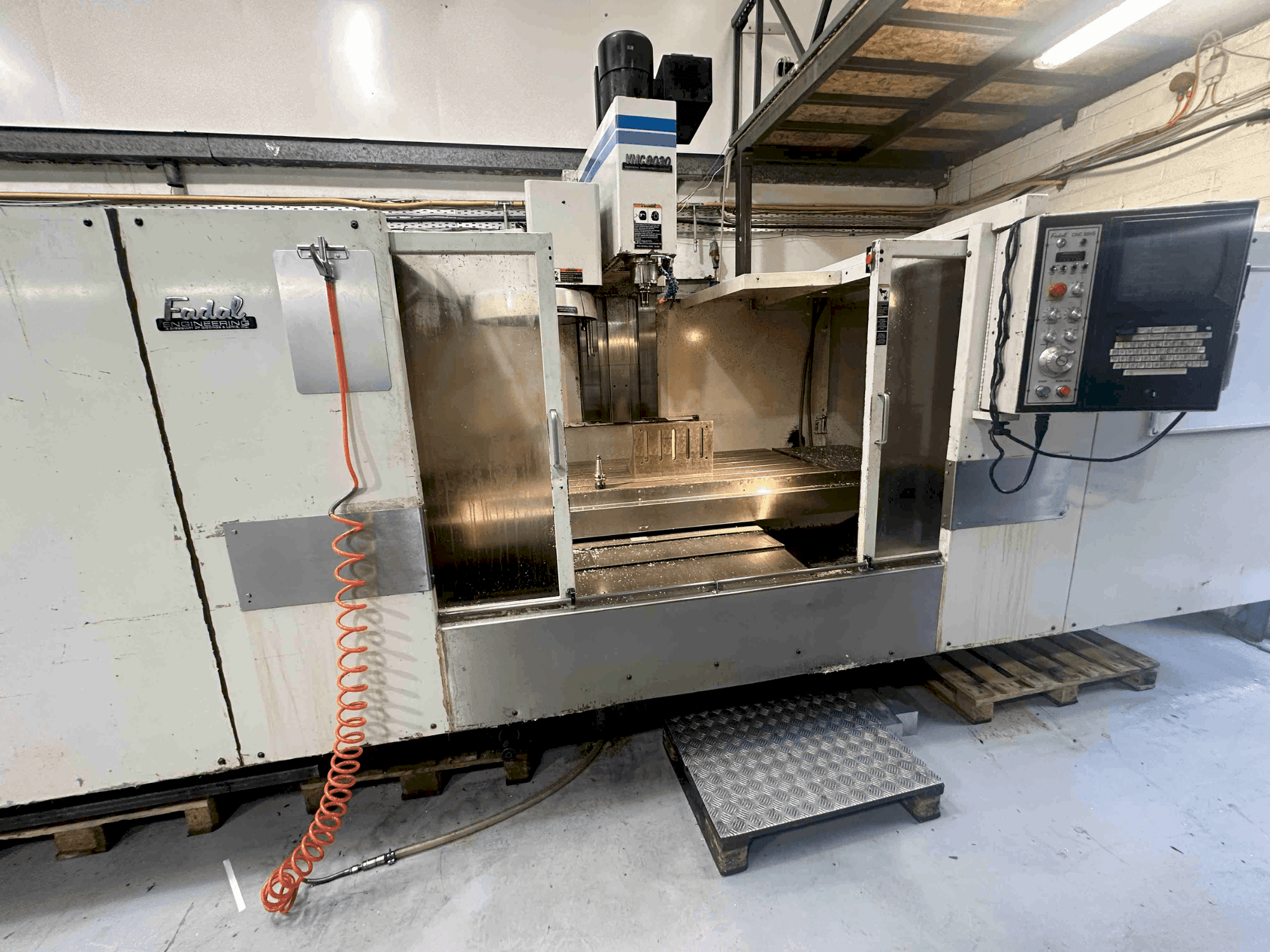 Prikaz  stroja FADAL VMC8030HT  sprijeda