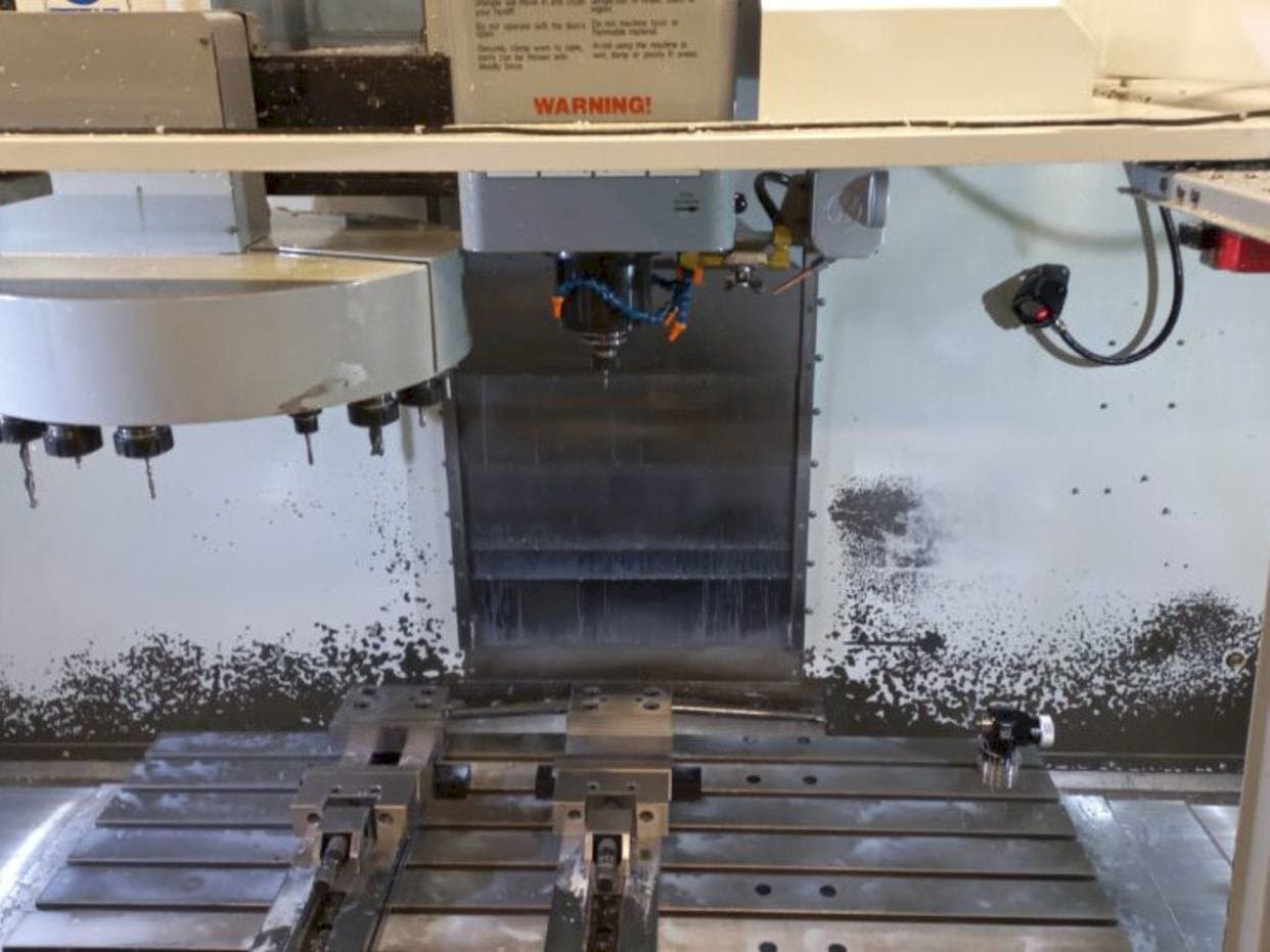Prikaz stroja HAAS VF-4 DHE sprijeda