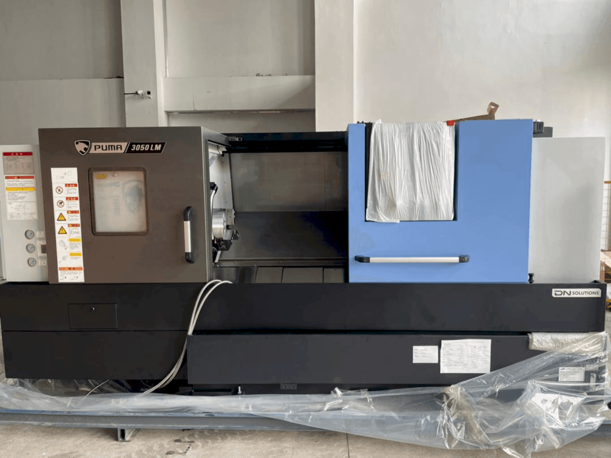 Prikaz  stroja DOOSAN PUMA 3050 LM  sprijeda