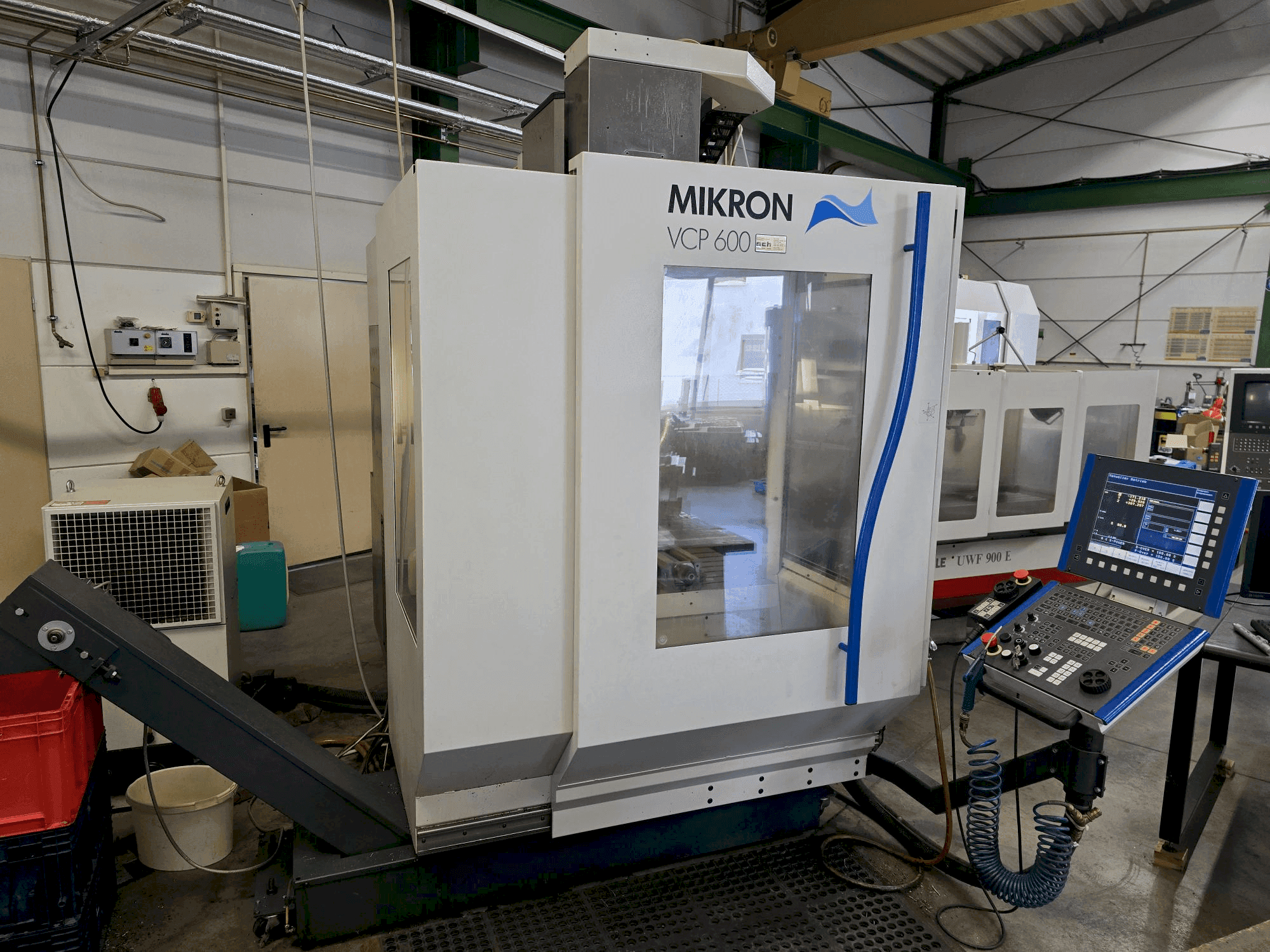 Prikaz  stroja MIKRON VCP 600  sprijeda