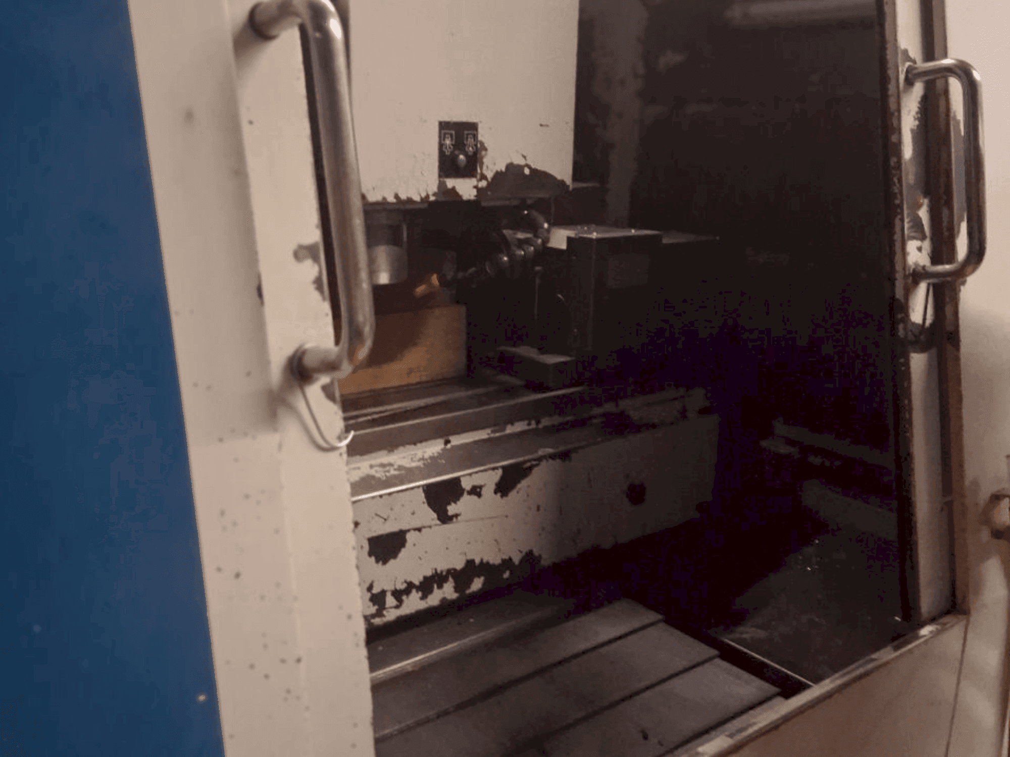 Prikaz stroja Hurco BMC 30HT/M sprijeda