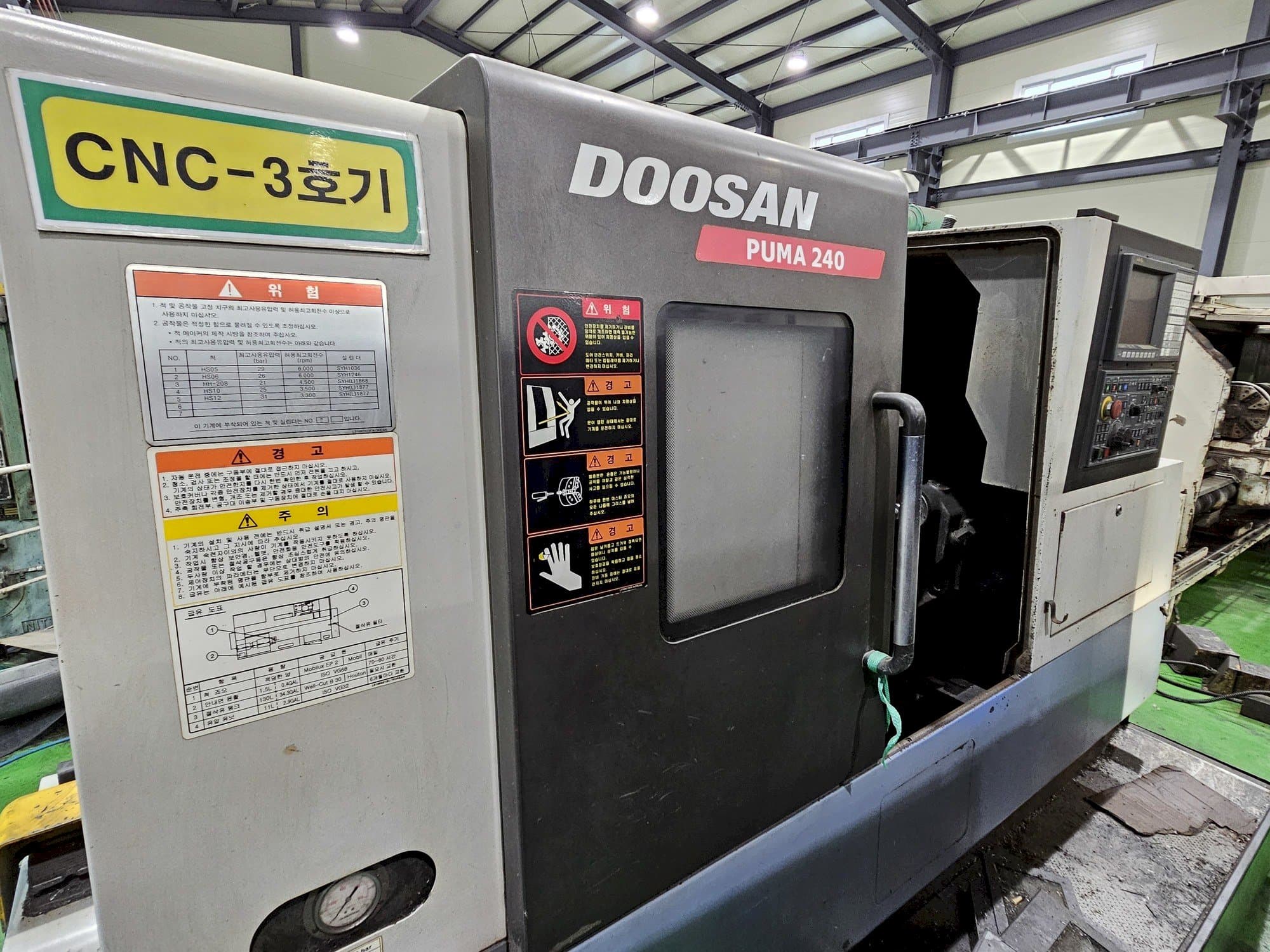Prikaz stroja Doosan Puma 240 sprijeda