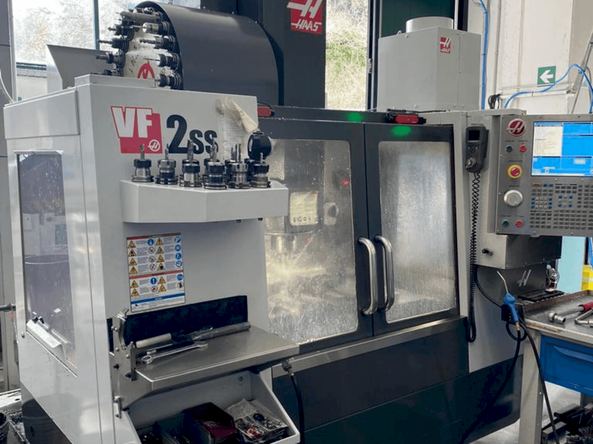 Prikaz stroja HAAS VF-2SS sprijeda