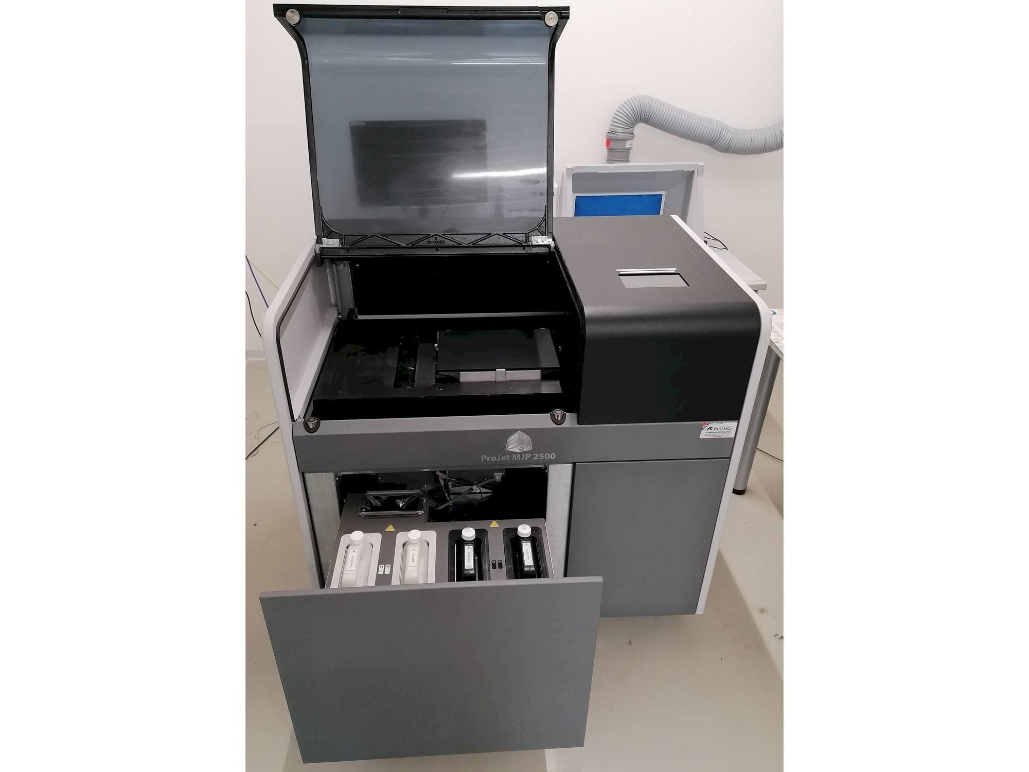 Prikaz stroja 3DSYSTEMS ProJet MJP 2500Plus sprijeda