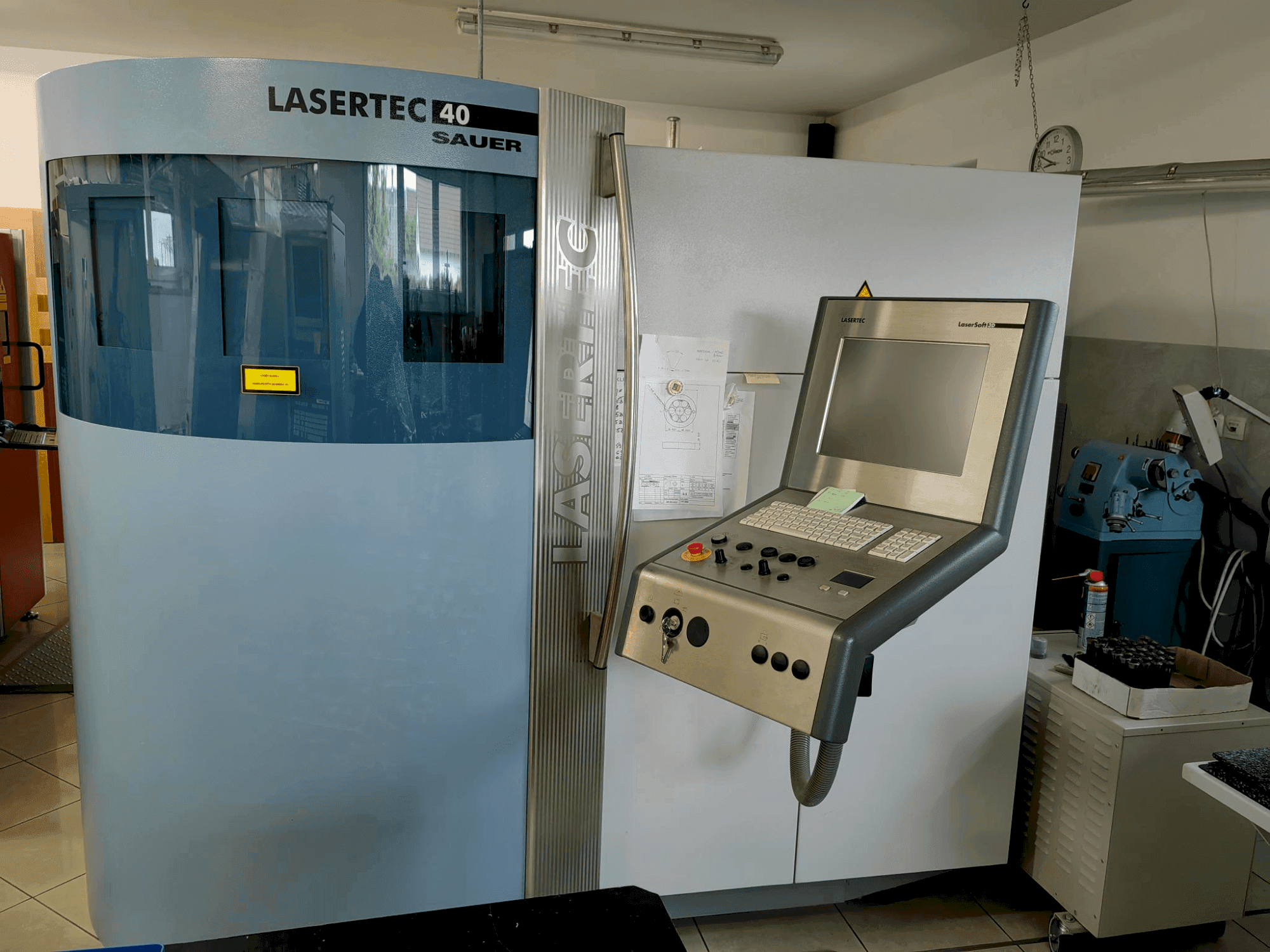 Prikaz stroja DMG SAUER LASERTEC 40 (2008) sprijeda