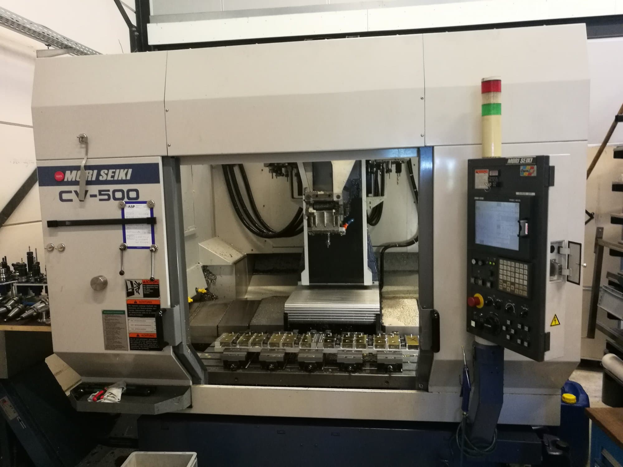 Prikaz stroja MORI SEIKI CV-500B sprijeda