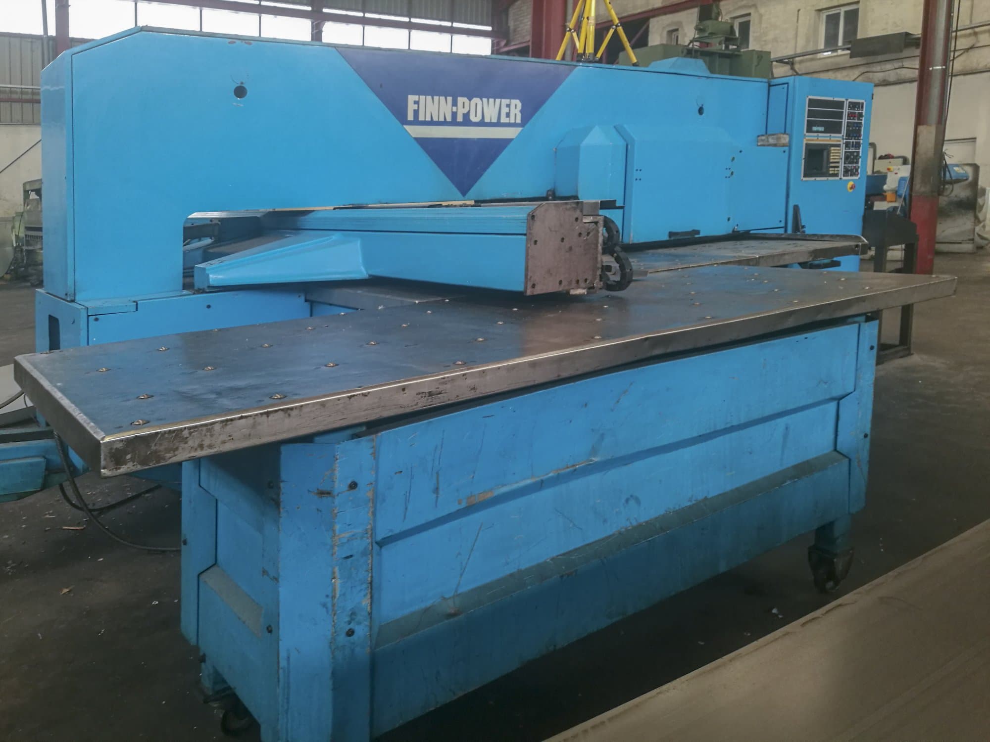 Prikaz stroja Finn-Power TP 2020 slijeva