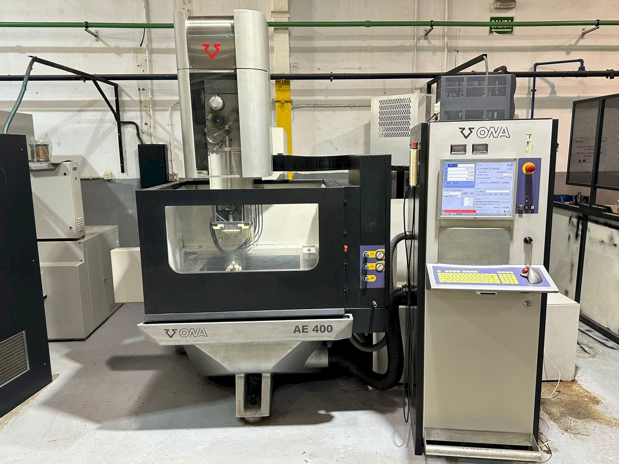 Prikaz stroja ONA AE400 sprijeda