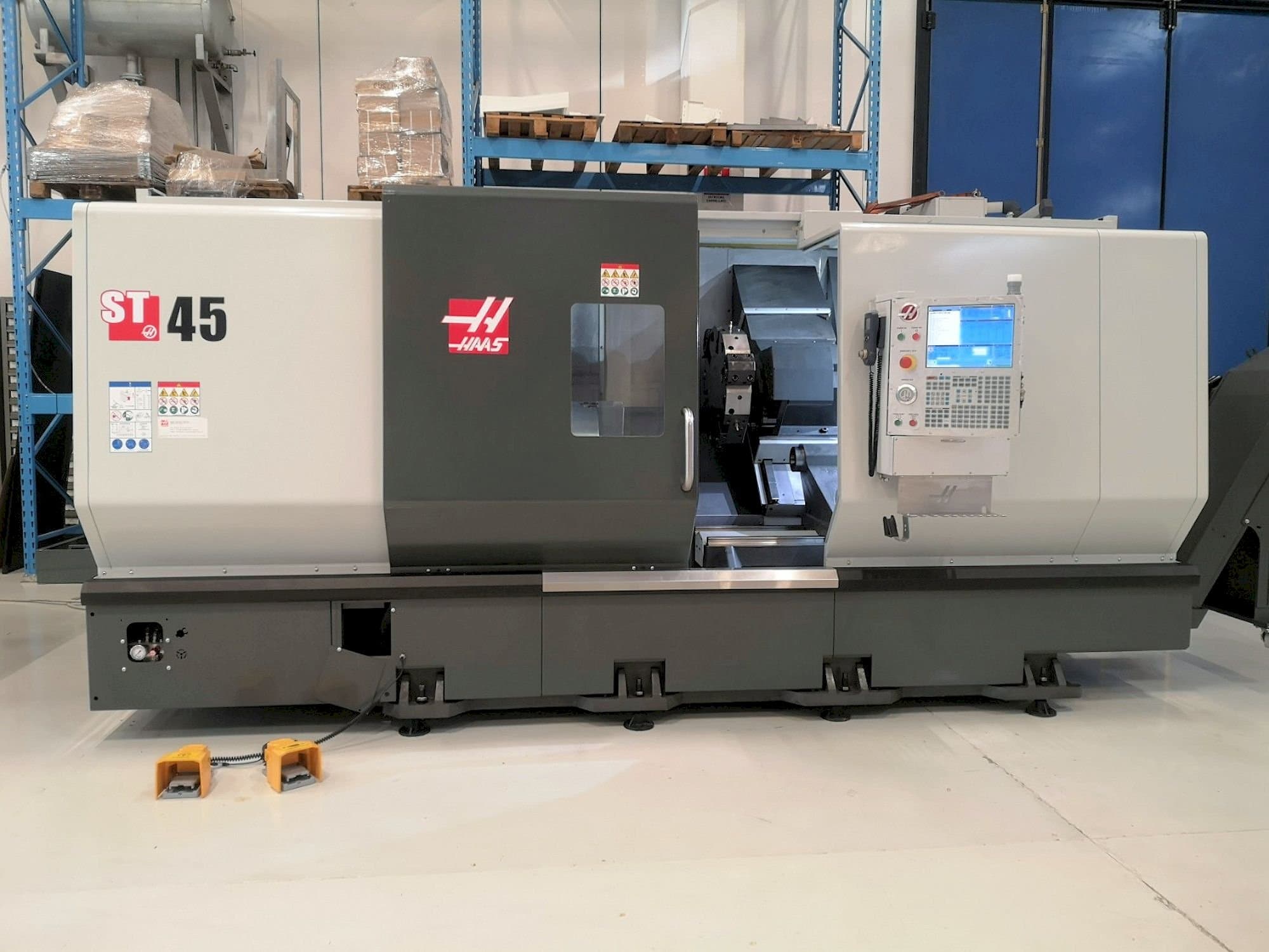 Prikaz stroja HAAS ST-45 sprijeda