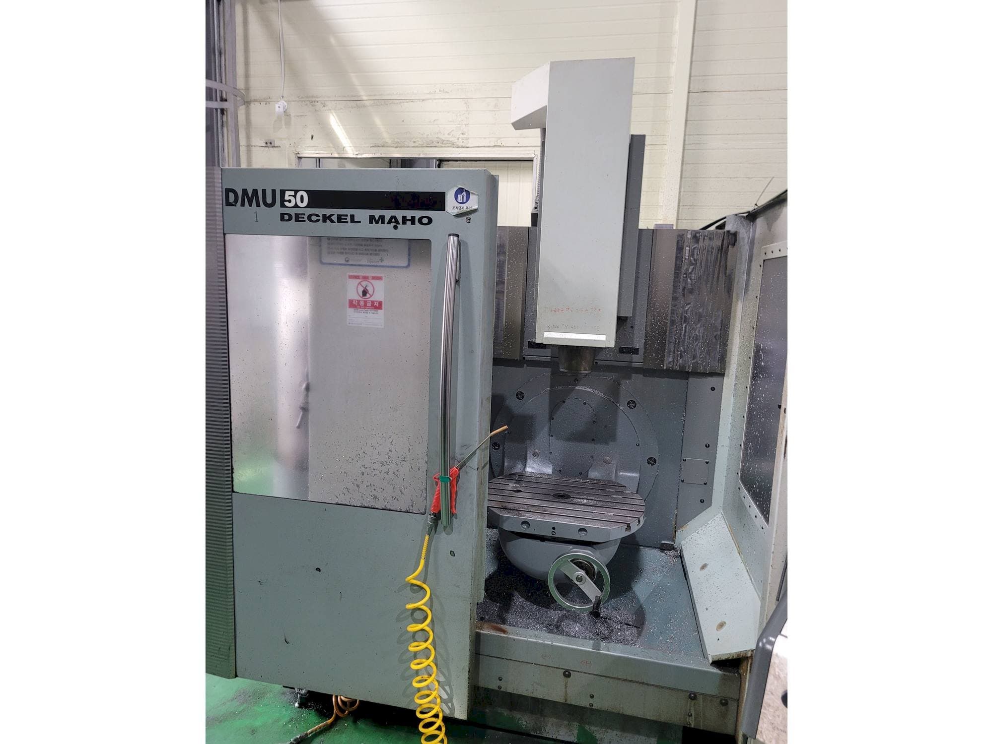 Prikaz stroja DECKEL MAHO DMU 50 sprijeda