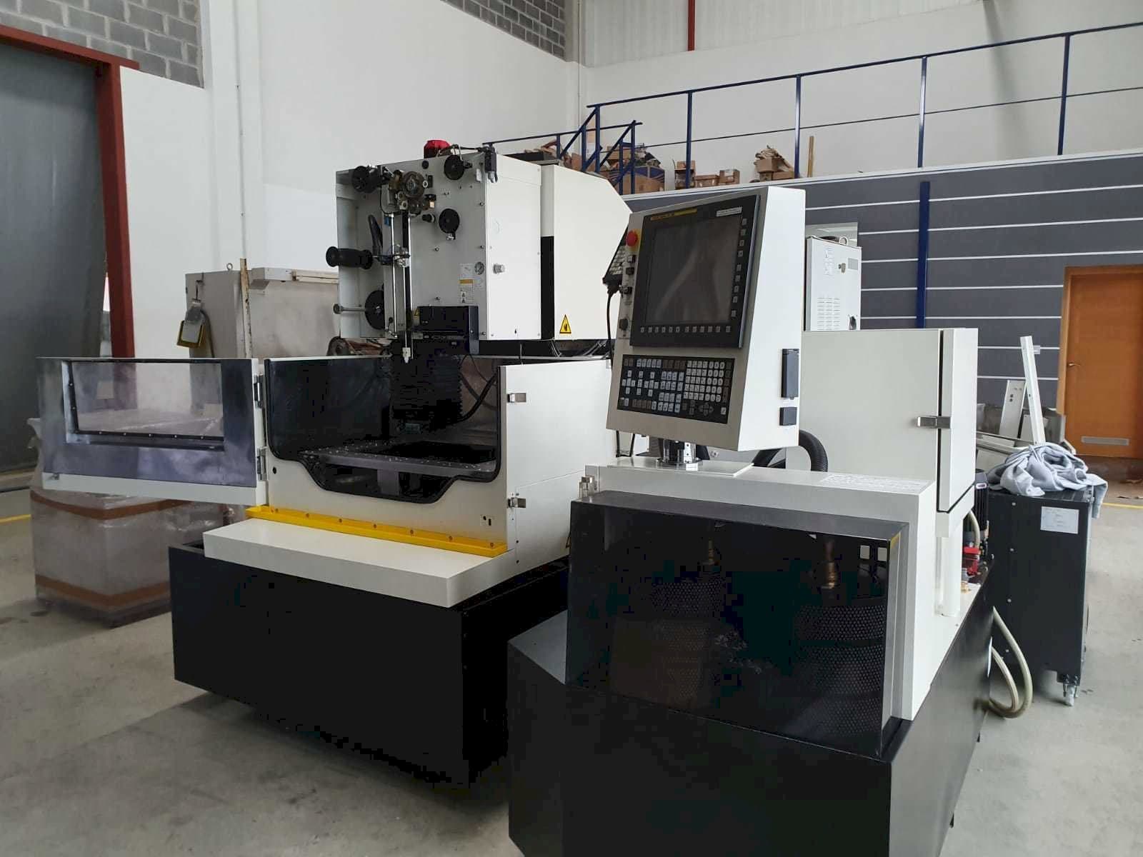 Prikaz  stroja FANUC Robocut α-1iE  sprijeda