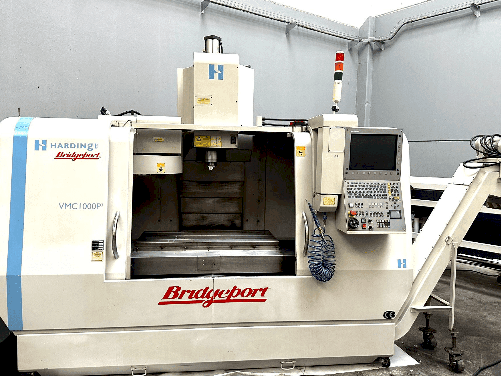 Prikaz stroja Bridgeport VMC 1000 P3 (2005) sprijeda