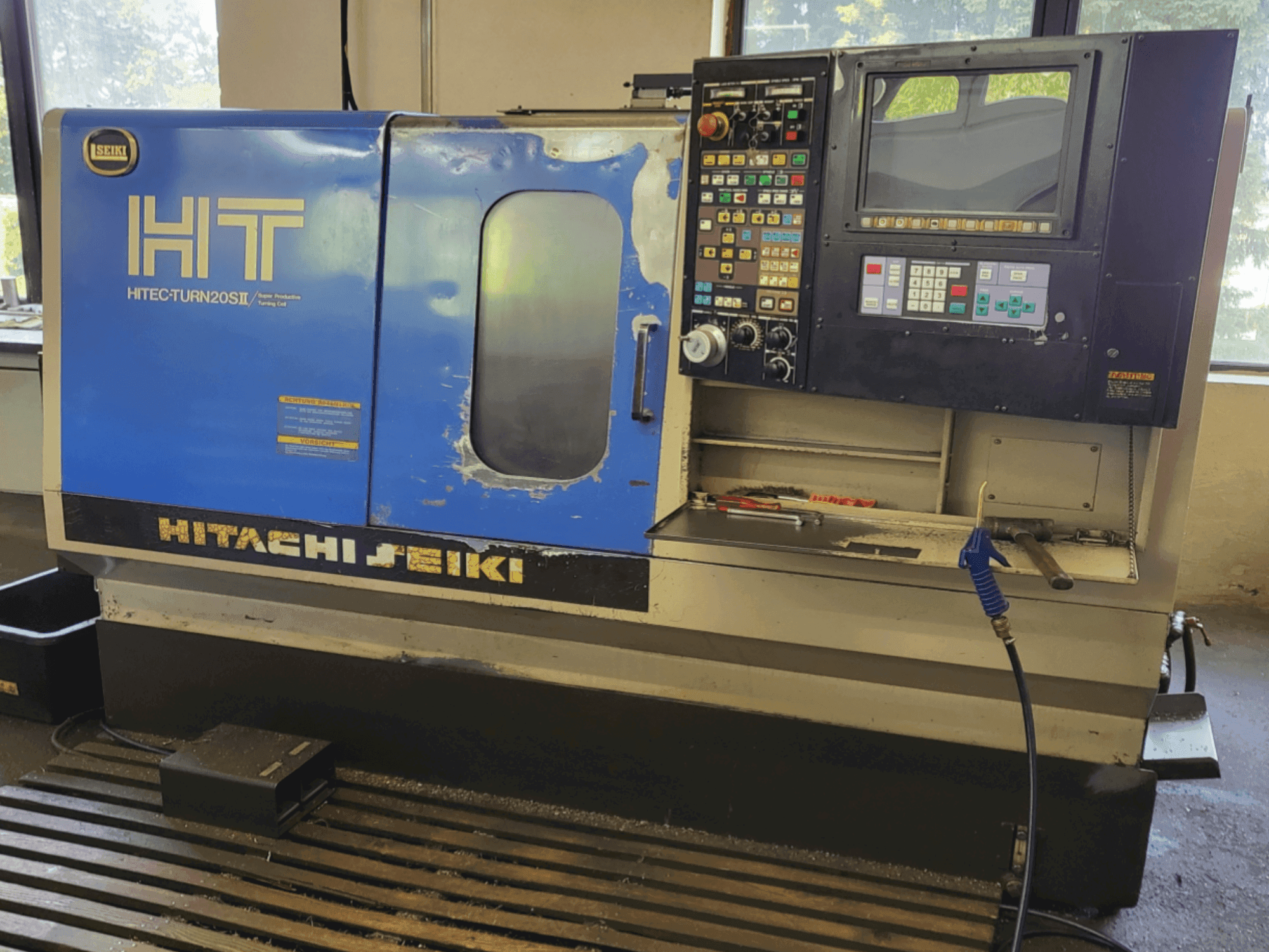 Prikaz stroja HITACHI SEIKI HT 20SII sprijeda
