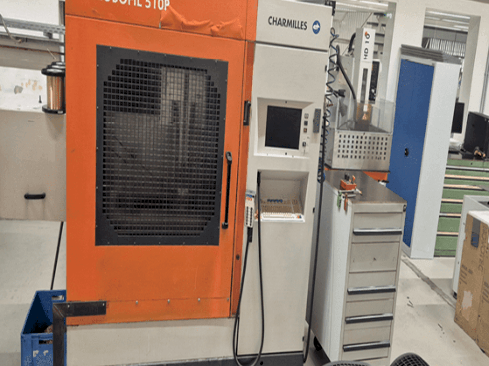 Prikaz  stroja CHARMILLES Robofil 51  sprijeda