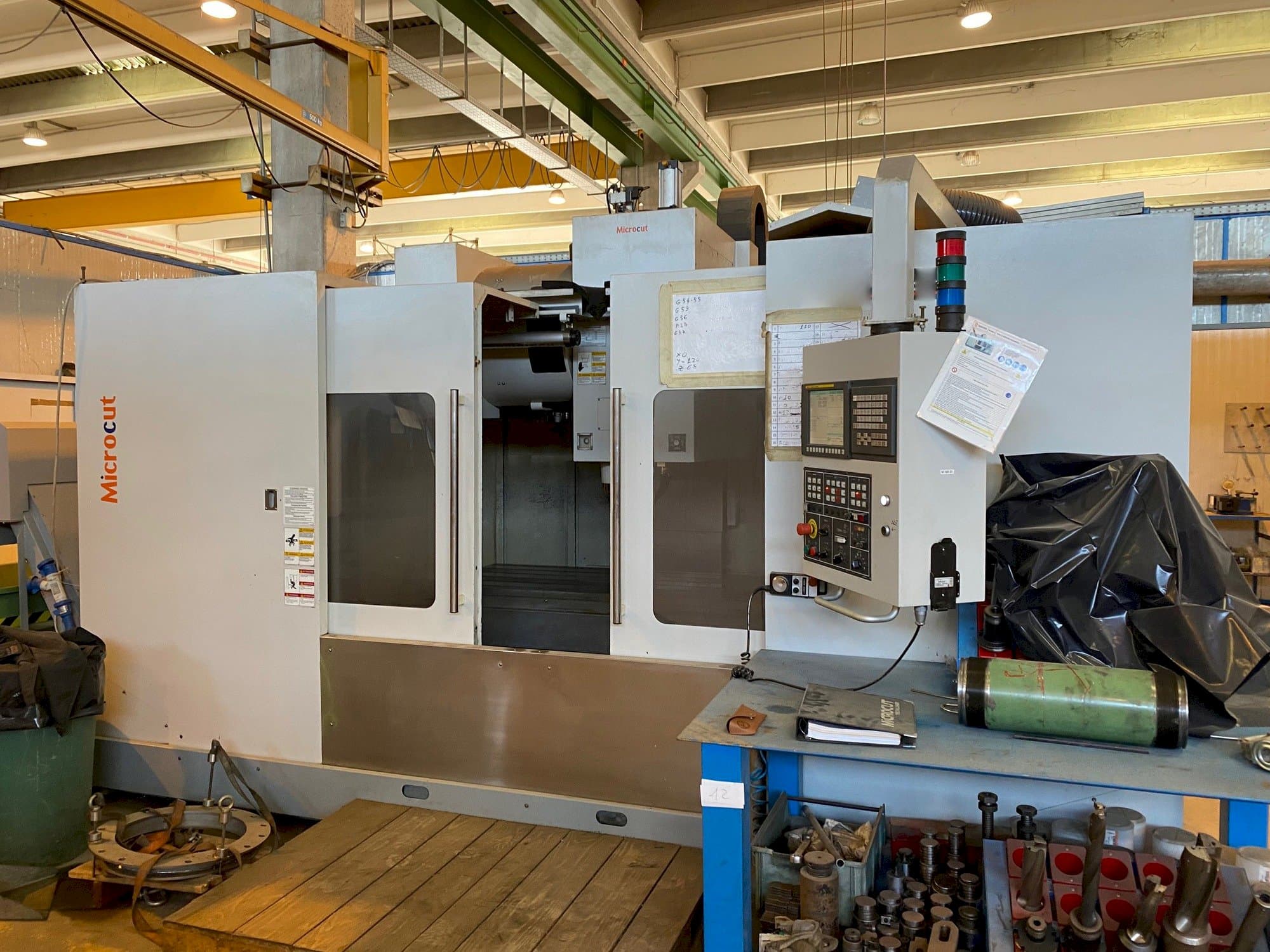 Prikaz stroja MICROCUT VMC-1600F sprijeda