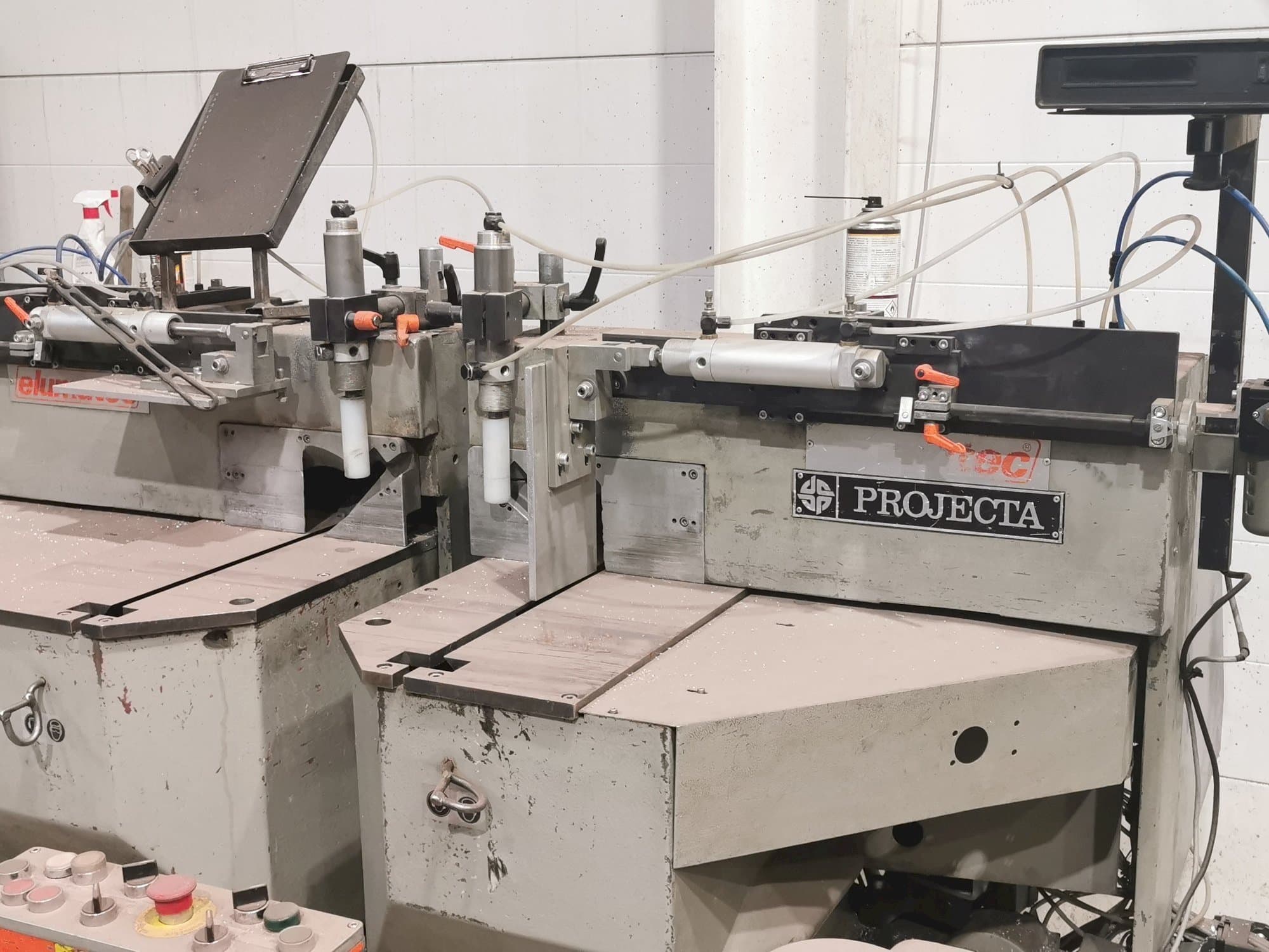 Prikaz stroja Elumatec DG 104 sprijeda