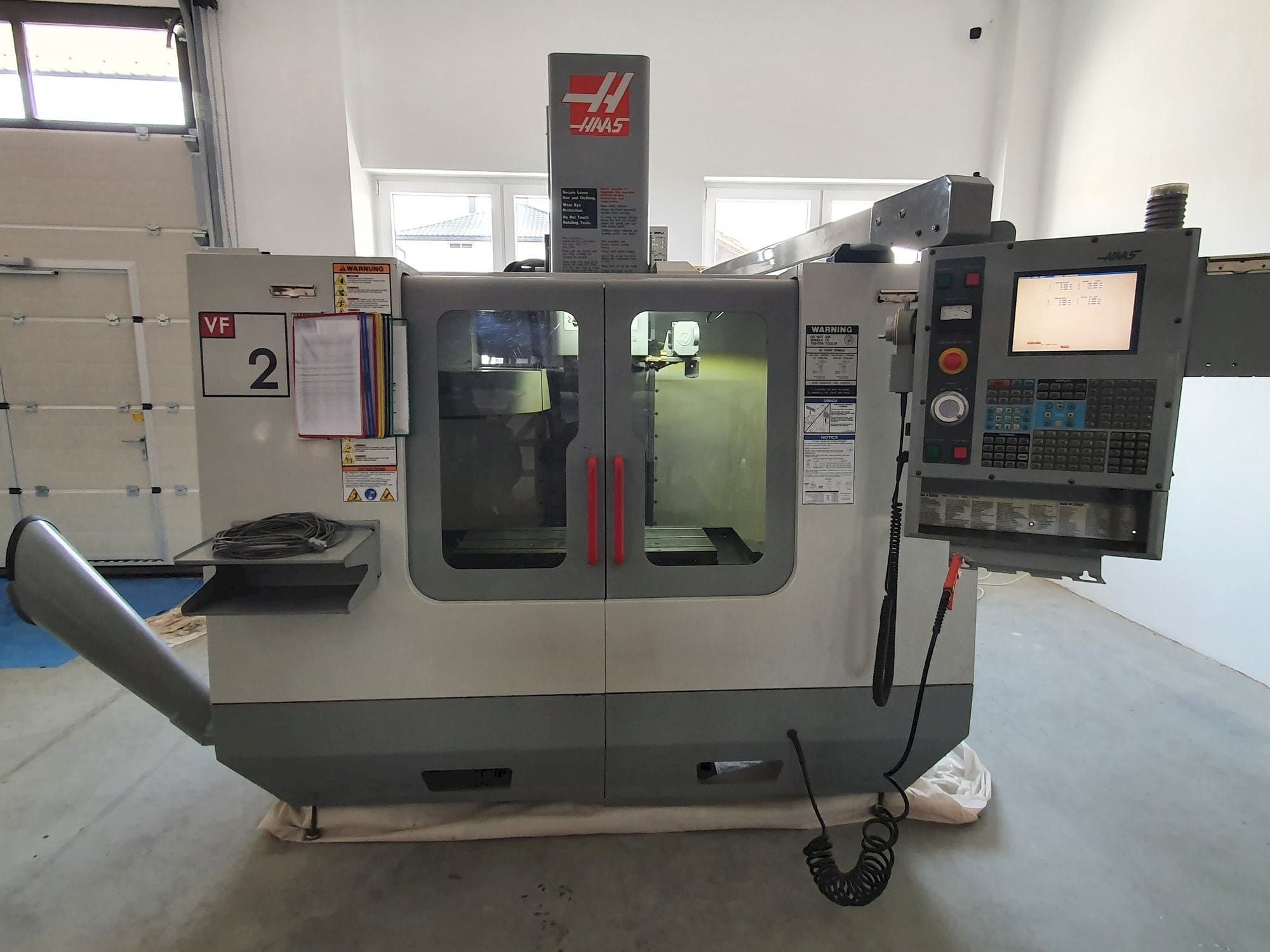 Prikaz stroja HAAS VF-2BHE sprijeda