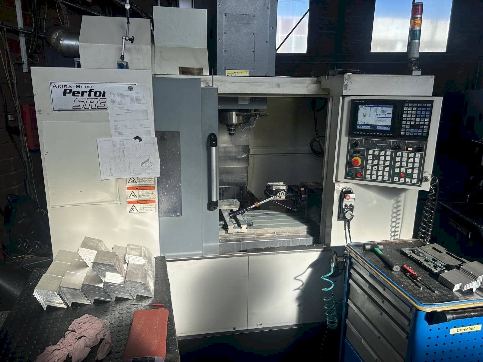 Prikaz stroja Akira Seiki SR3AXP sprijeda