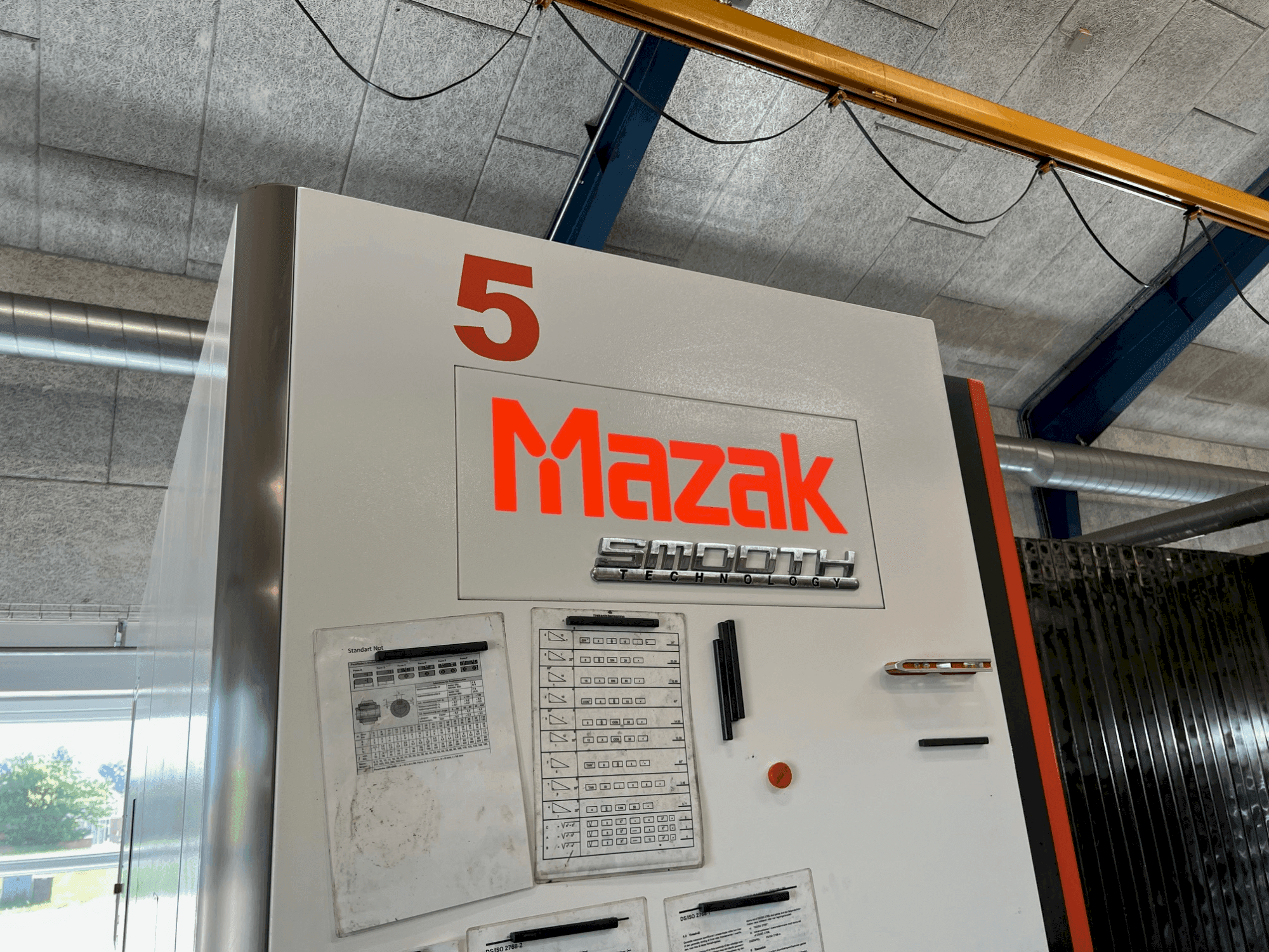 Prikaz stroja Mazak VTC-530C sprijeda