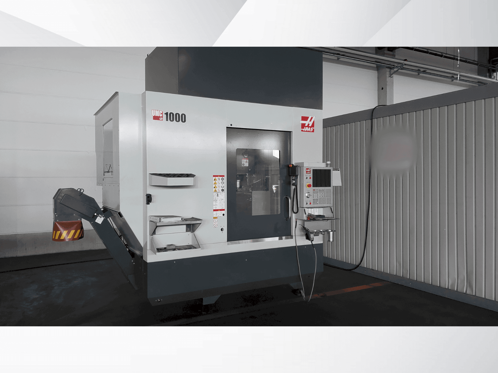 Prikaz  stroja HAAS UMC 1000  sprijeda