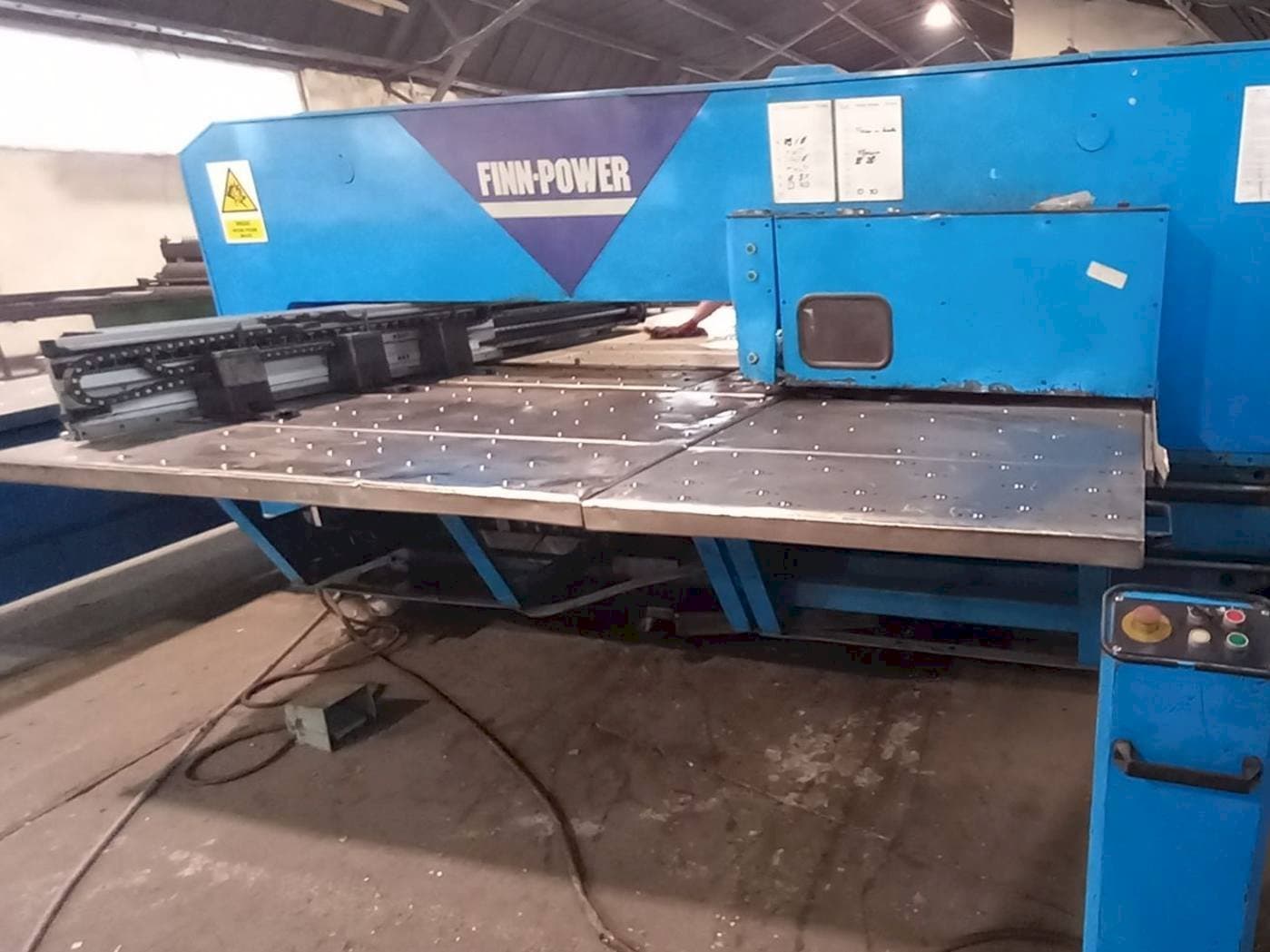 Prikaz stroja Finn-Power TP2515I/21/AM sprijeda