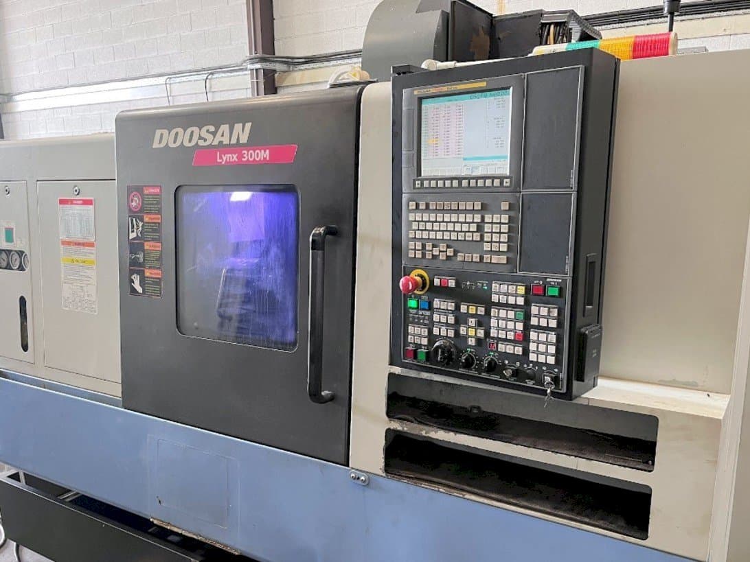 Prikaz  stroja Doosan Lynx 300M  sprijeda