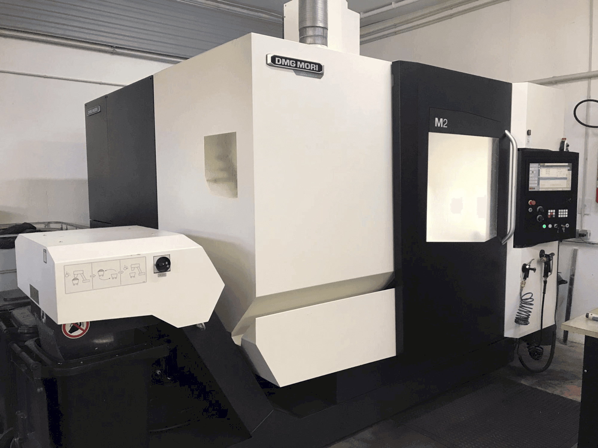 Prikaz stroja DMG MORI M2 sprijeda