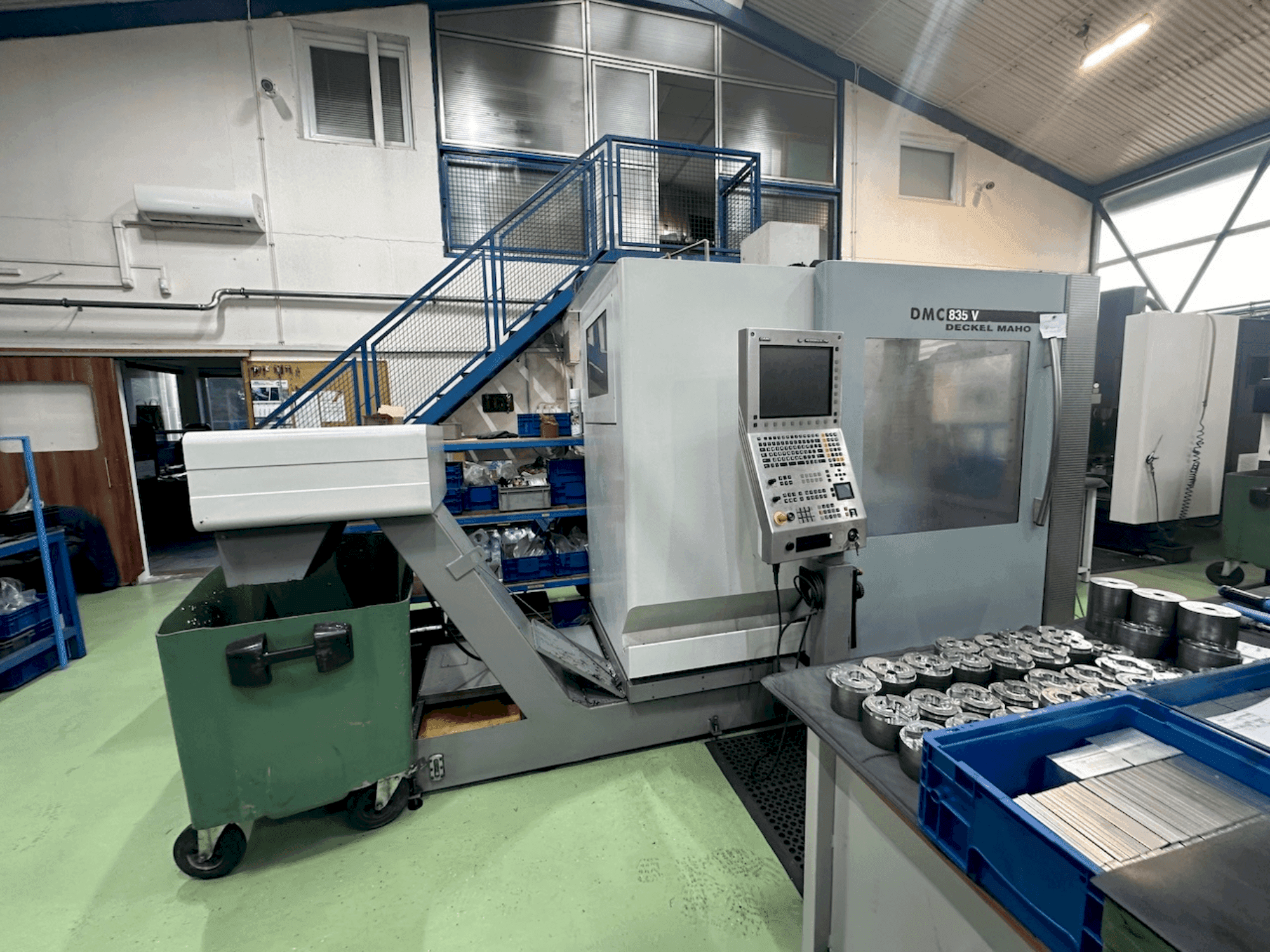 Prikaz stroja DECKEL MAHO DMC 835 V sprijeda