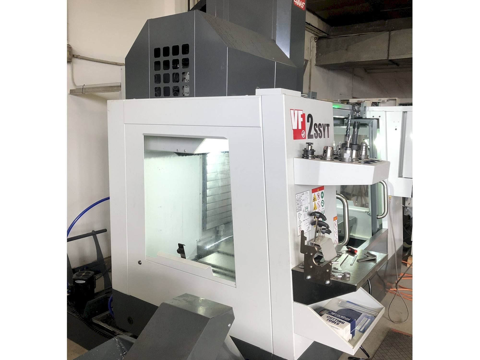 Prikaz stroja HAAS VF-2SSYT sprijeda