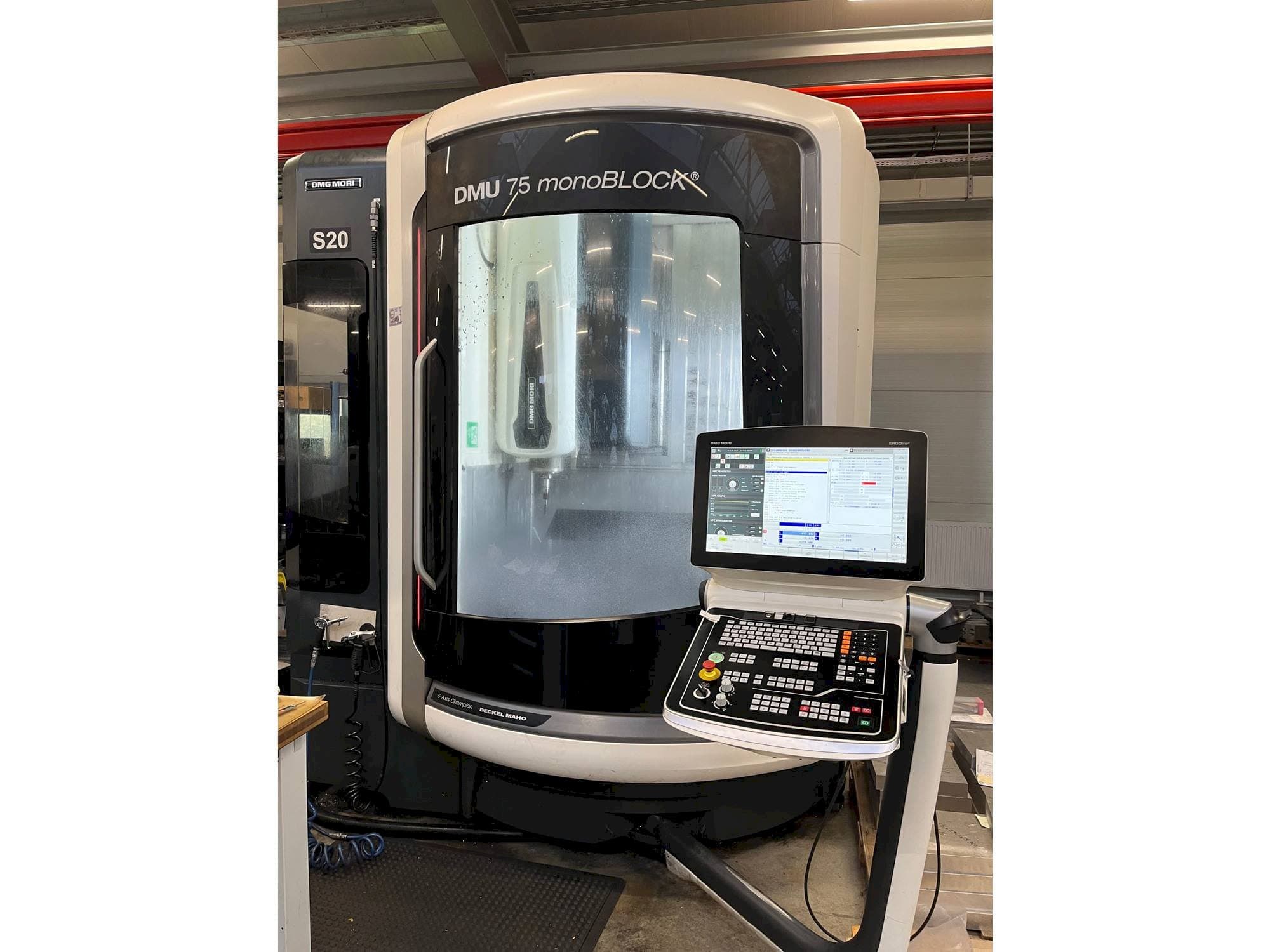 Prikaz stroja DMG MORI DMU 75 monoBLOCK sprijeda
