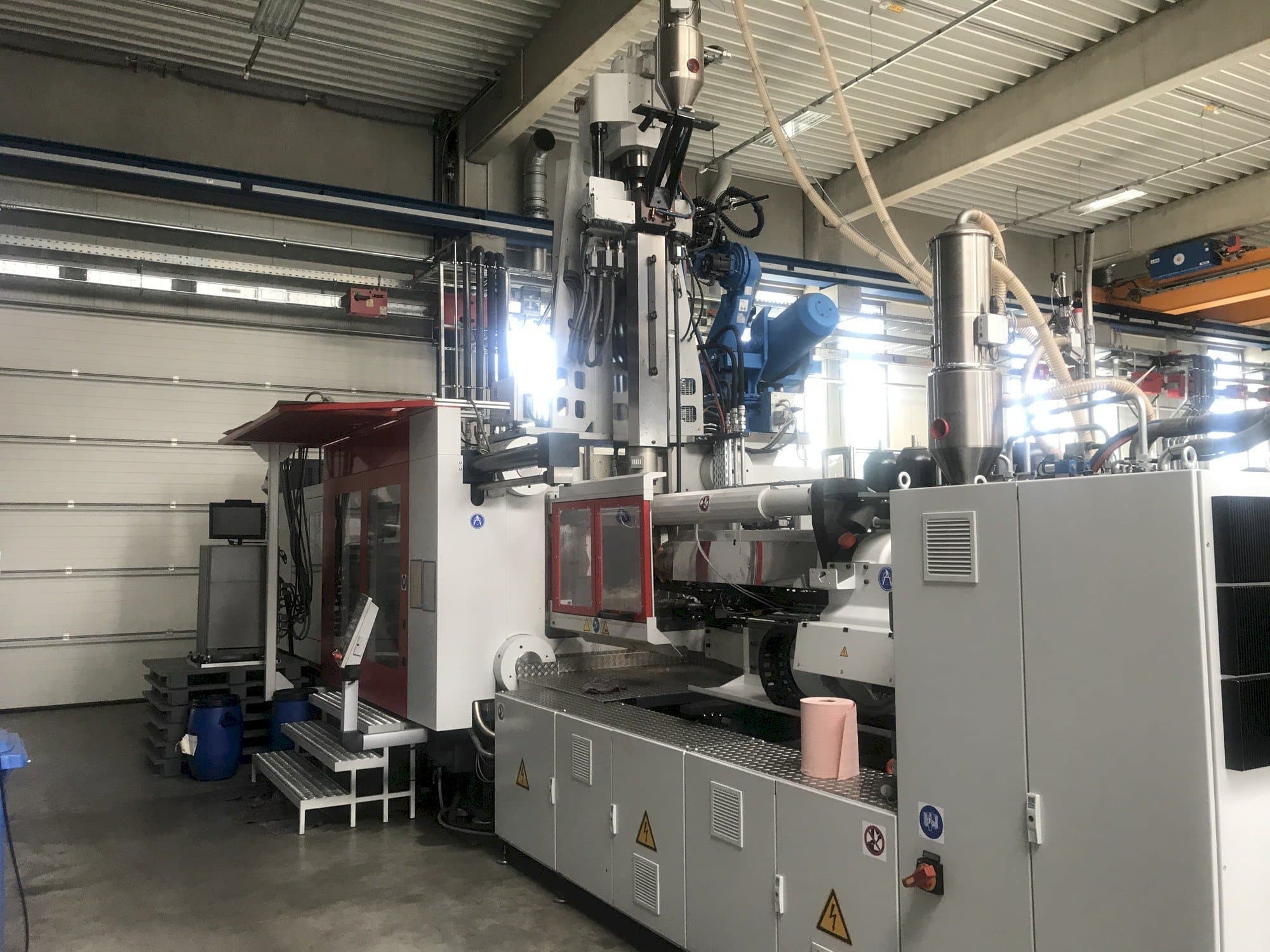 Prikaz  stroja FERROMATIK MILACRON MM 800 MSW  sprijeda
