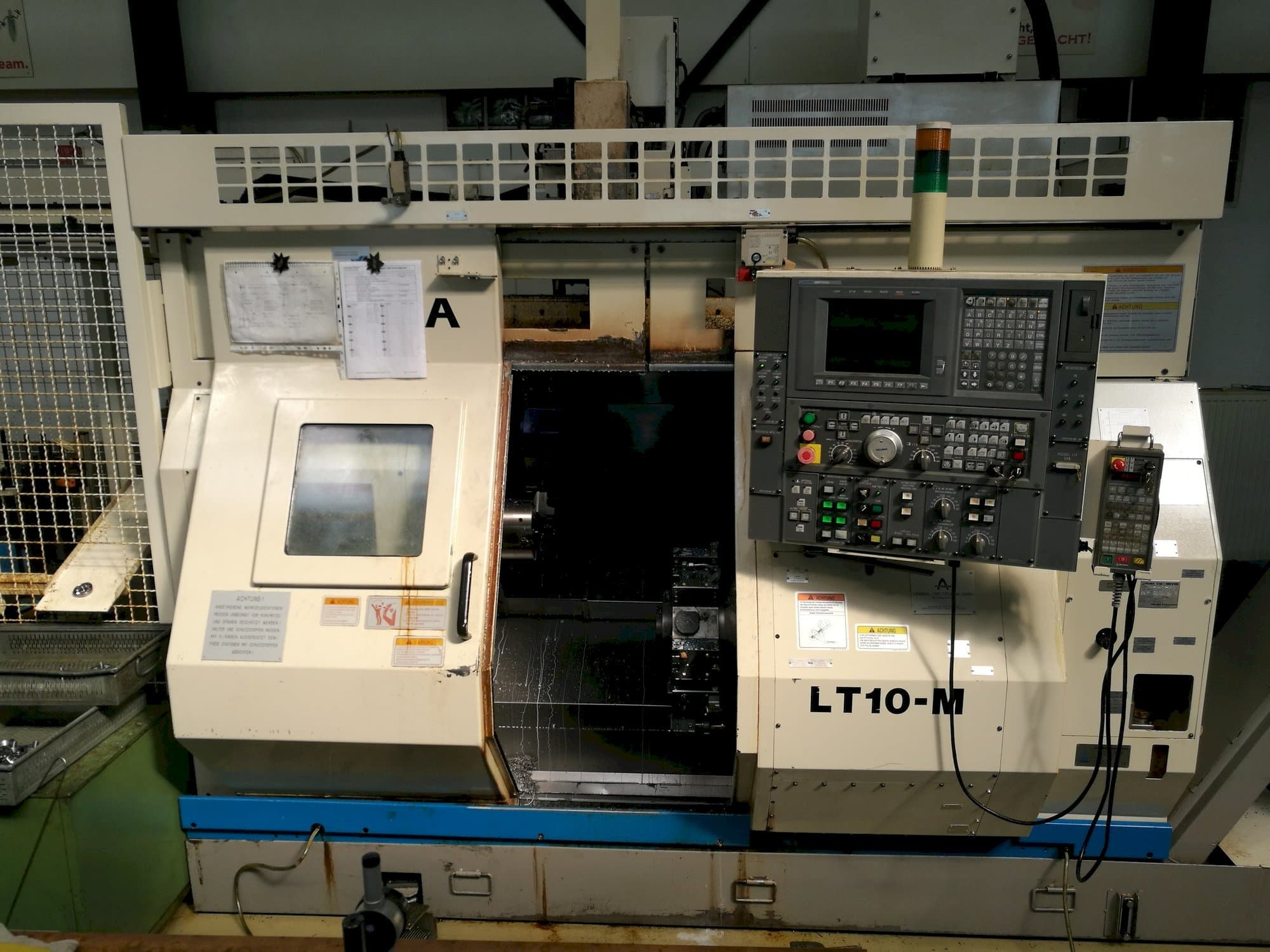 Prikaz stroja Okuma LT10-M sprijeda