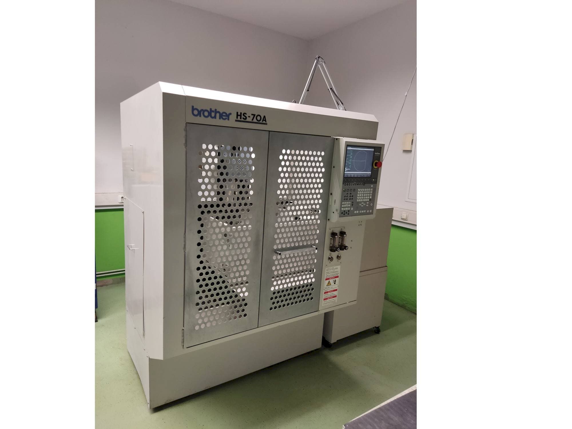 Prikaz stroja Brother HS-70A sprijeda