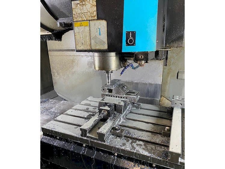 Prikaz stroja Hurco VMX42i sprijeda