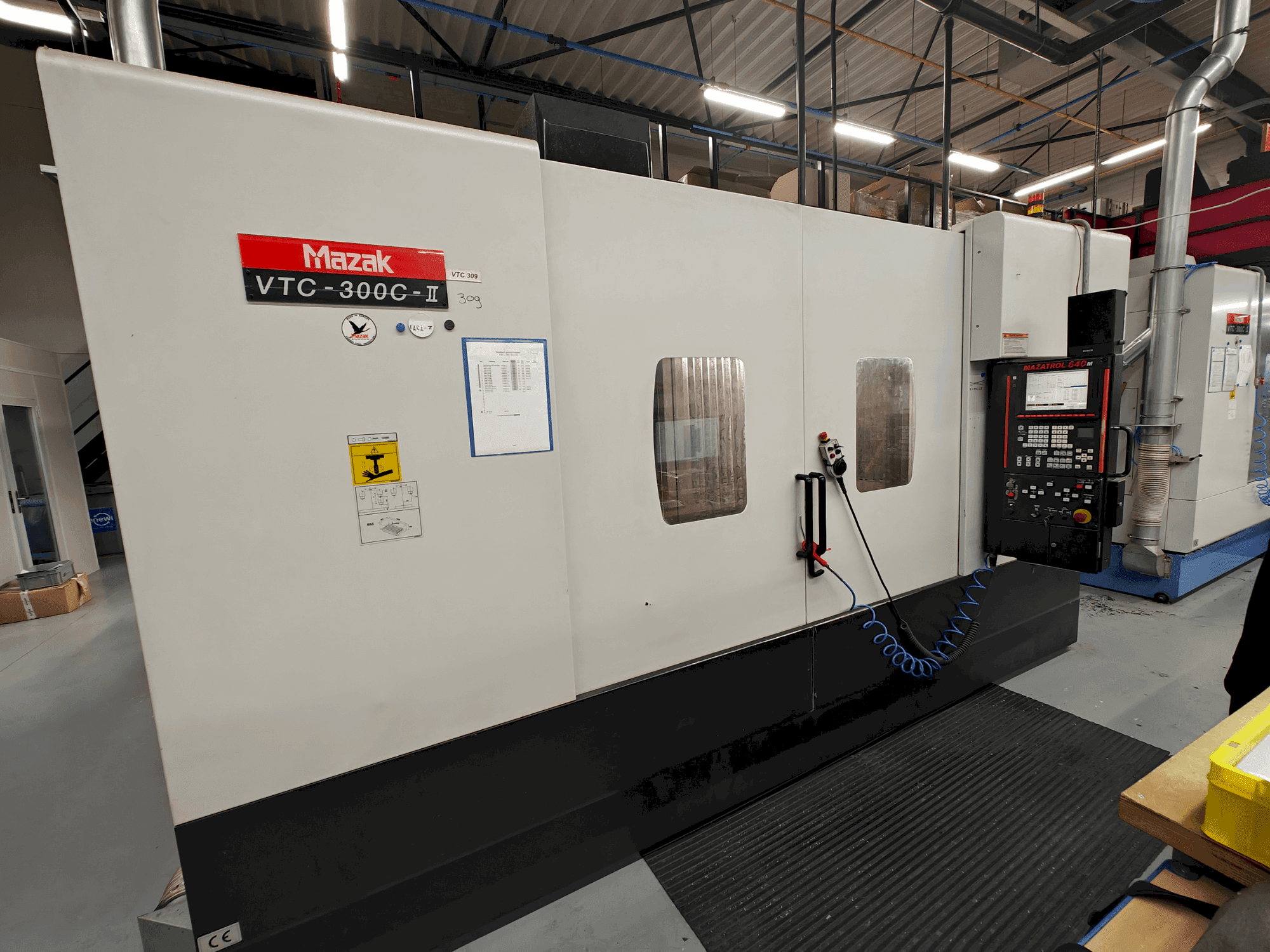 Prikaz stroja Mazak VTC-300C sprijeda