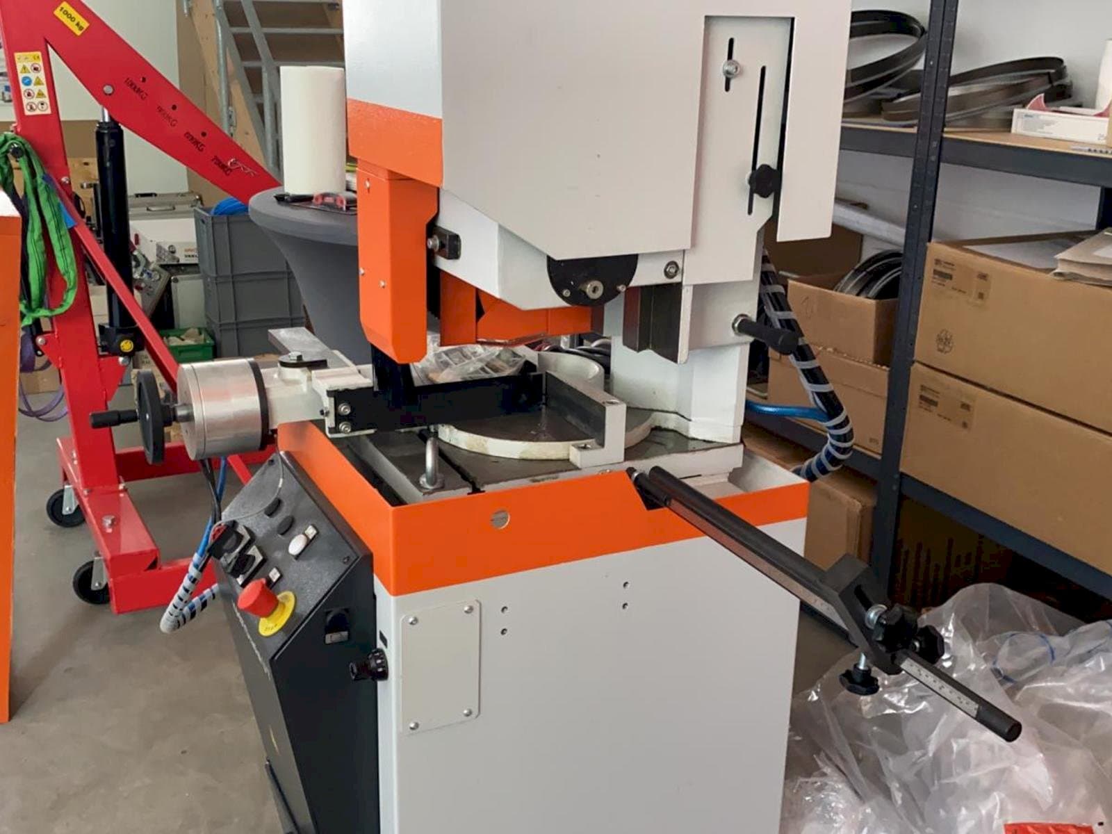 Prikaz lijeve strane  stroja KASTO Radial U7