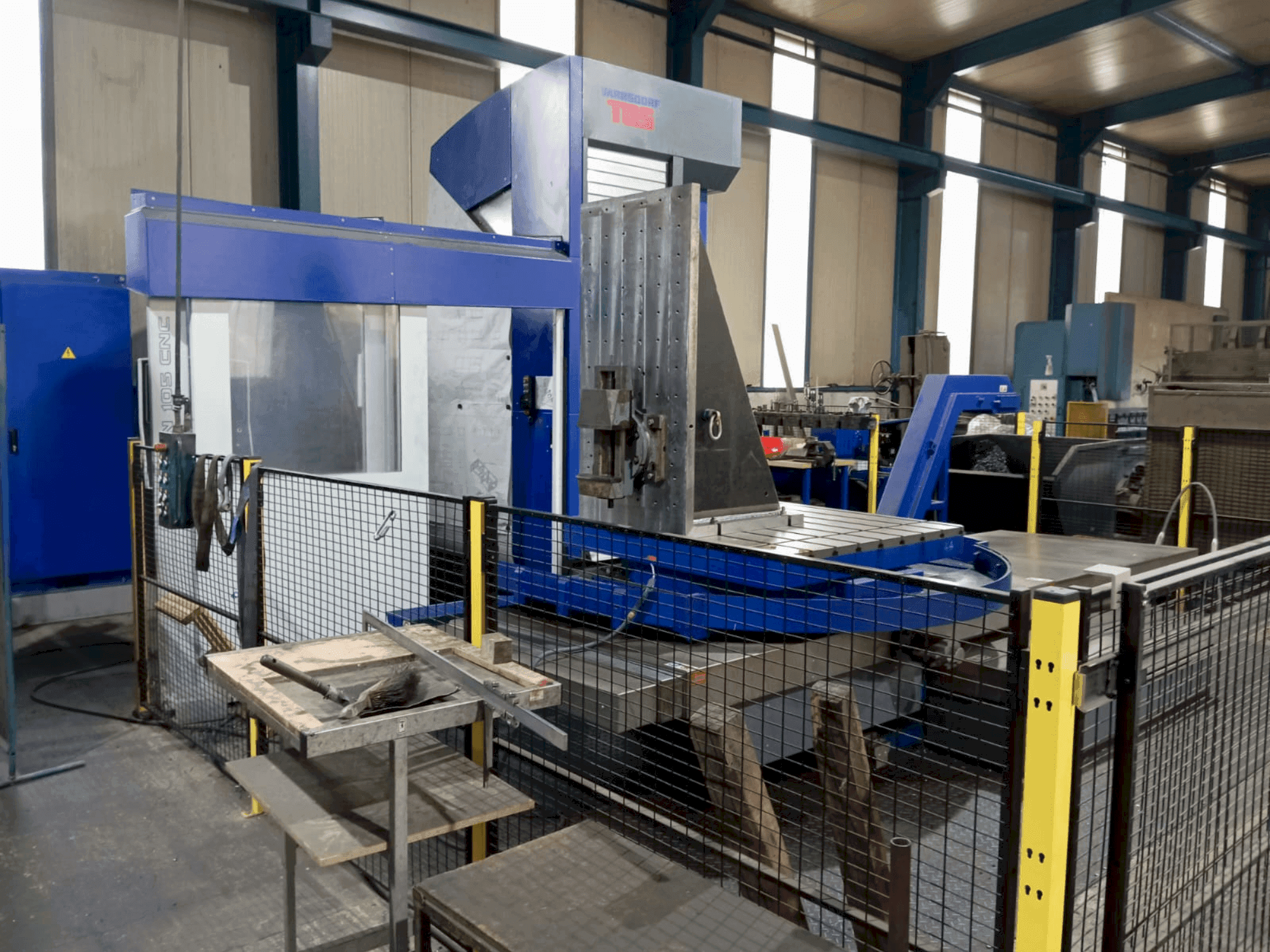 Prikaz  stroja TOS Vansdorf WHQ 105  sprijeda