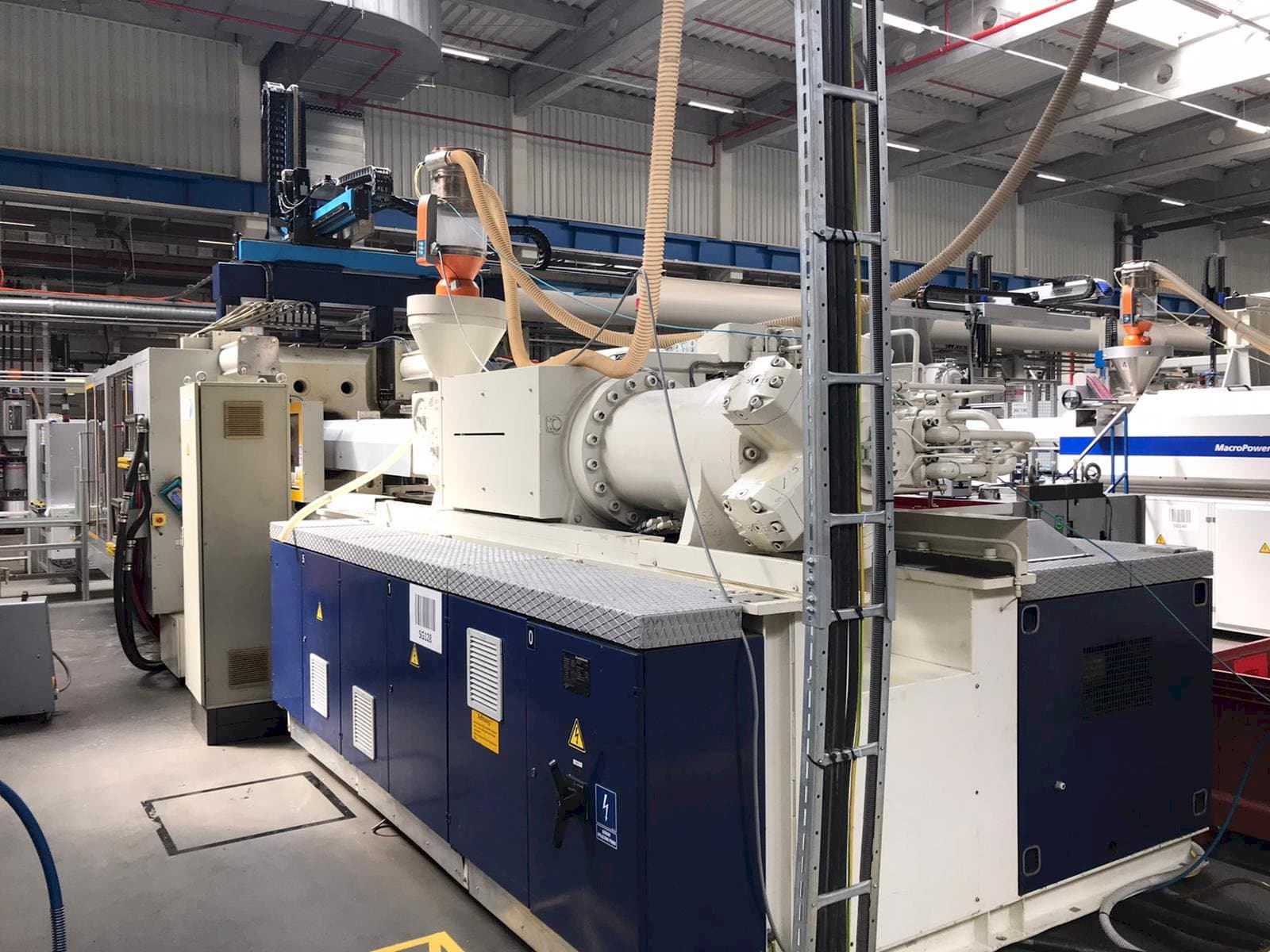 Prikaz stroja Krauss Maffei 800-8000 MC sprijeda