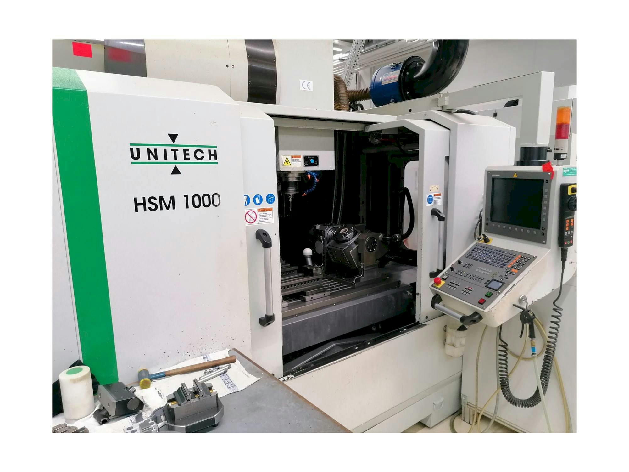 Prikaz  stroja UNITECH HSM1000  sprijeda