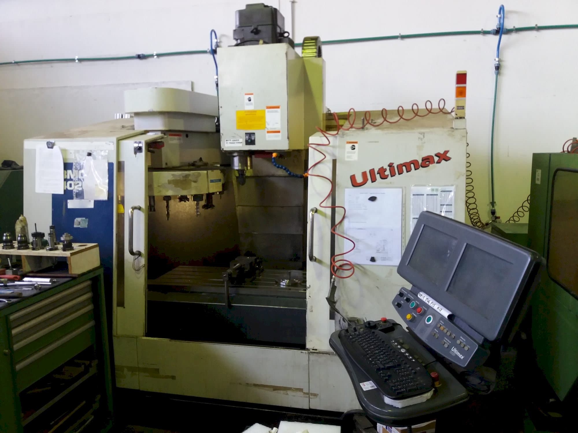 Prikaz stroja Hurco BMC 420 HT sprijeda