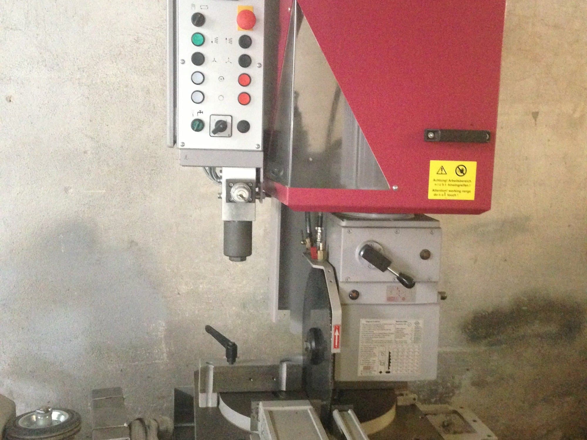 Prikaz stroja Behringer VMS 400 H sprijeda