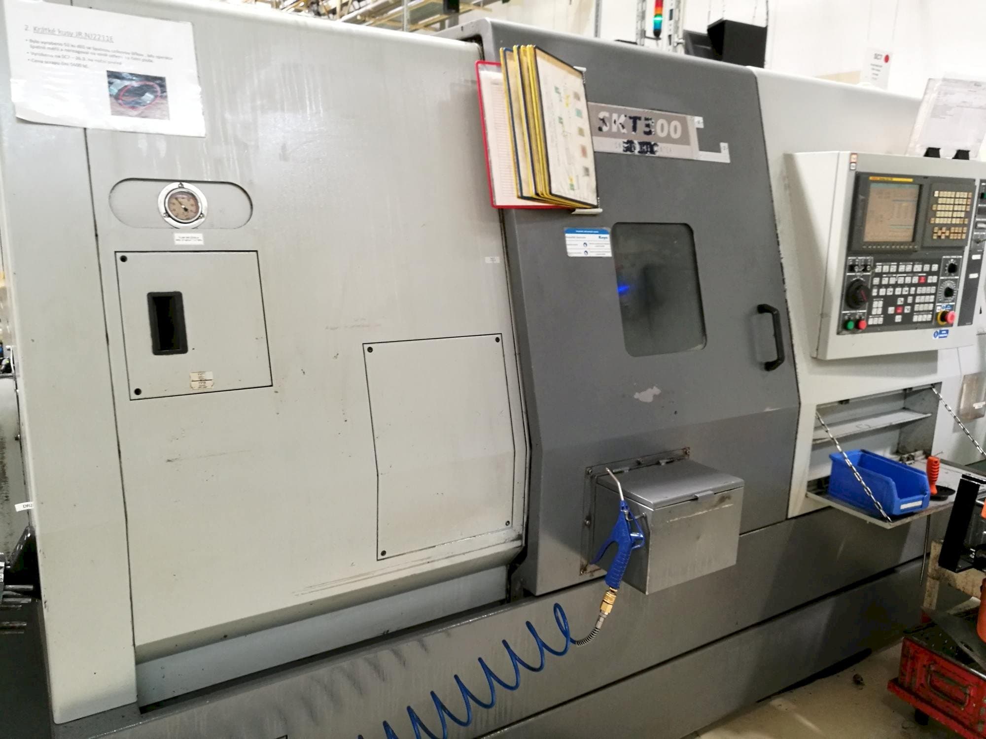 Prikaz  stroja Hyundai Kia SKT 300  sprijeda