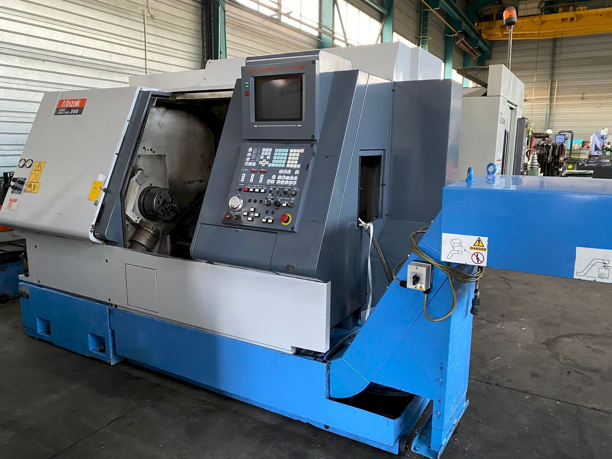 Prikaz  stroja Mazak SQT 200  sprijeda