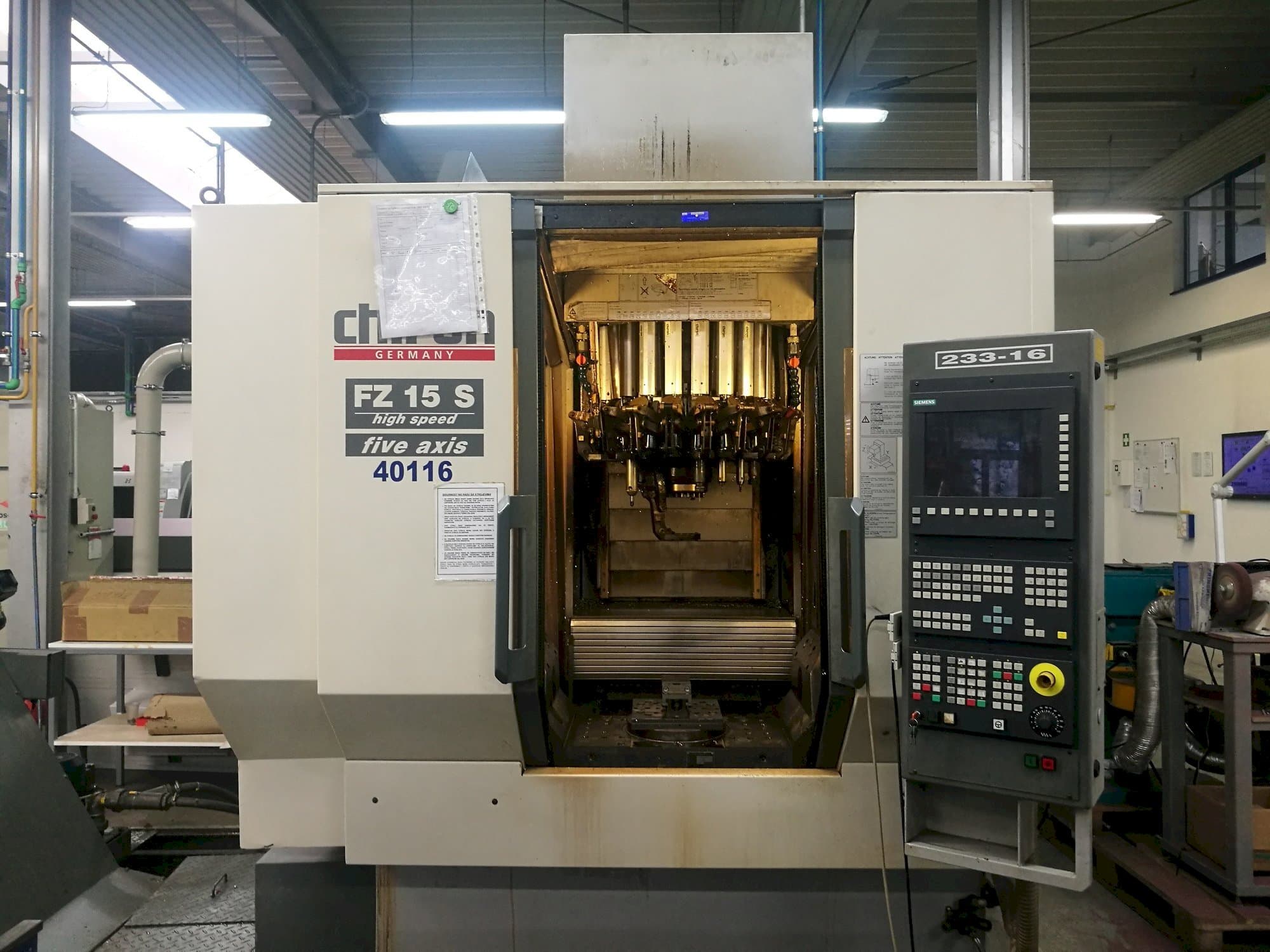 Prikaz  stroja CHIRON FZ15S  sprijeda