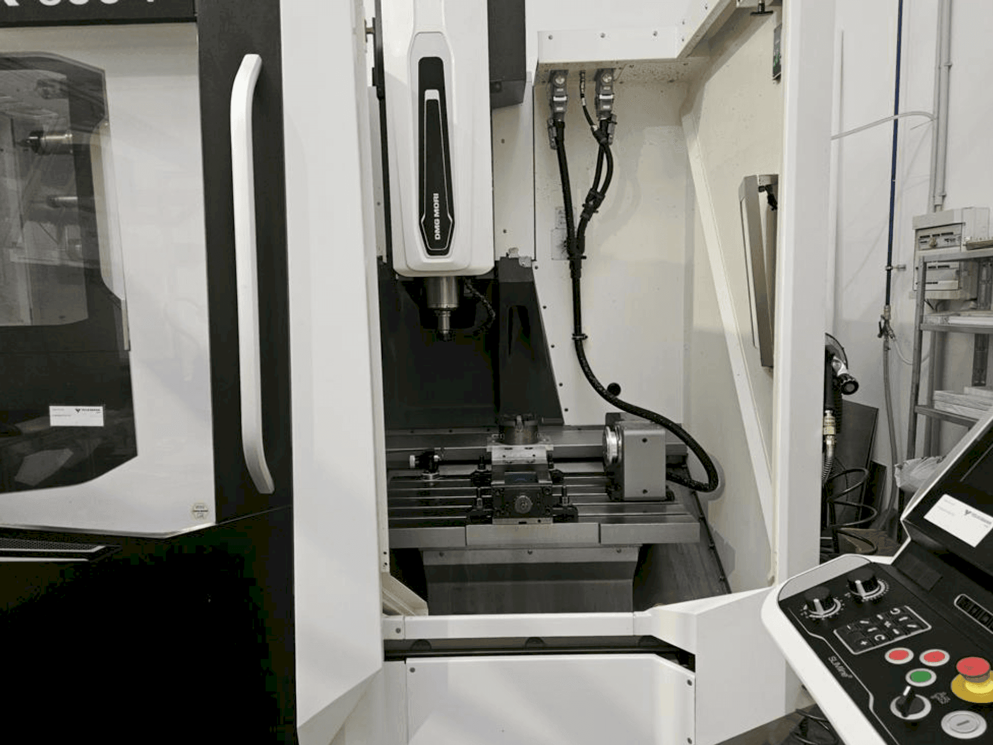 Prikaz stroja DMG MORI CMX 600 V sprijeda
