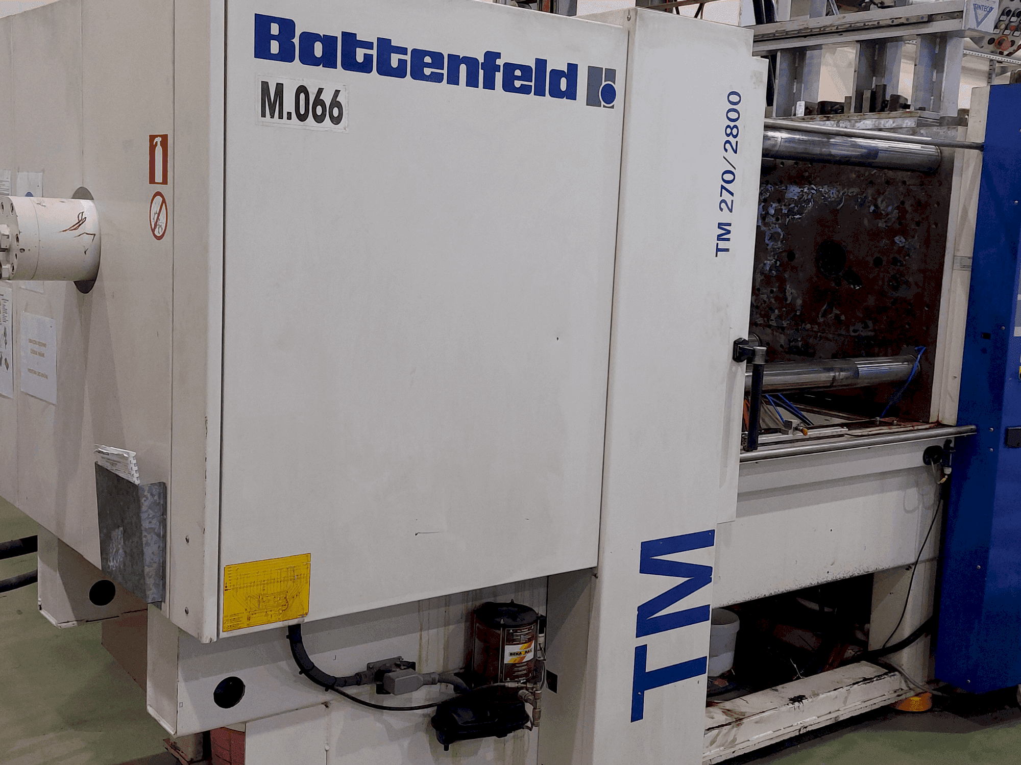 Prikaz stroja Battenfeld TM 270 / 2800 sprijeda